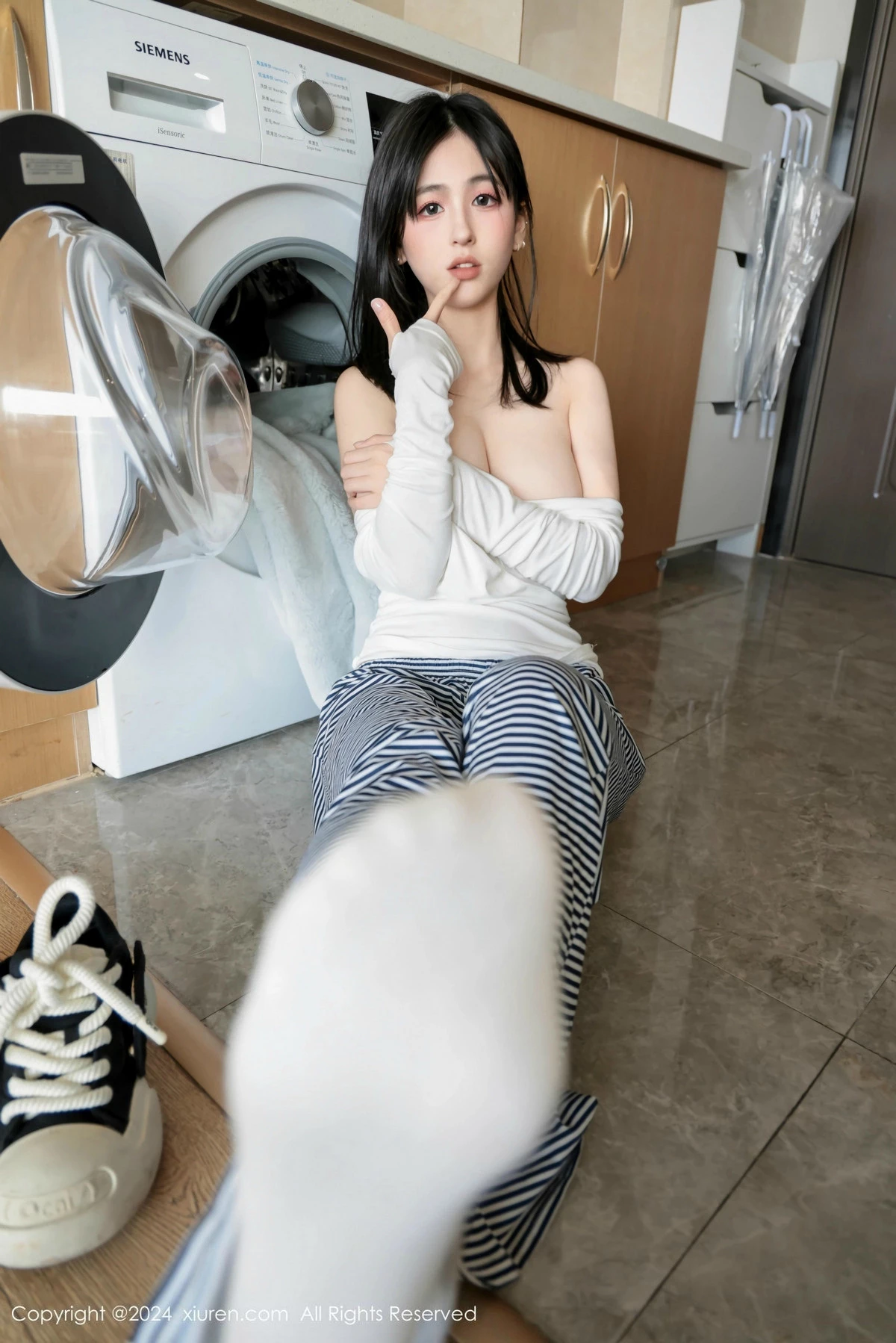 [[XiuRen秀人网]秀人网]No.9605_模特奶芙乔乔性感白T配长裤露超薄黑丝秀凹凸身材撩人诱惑写真85P