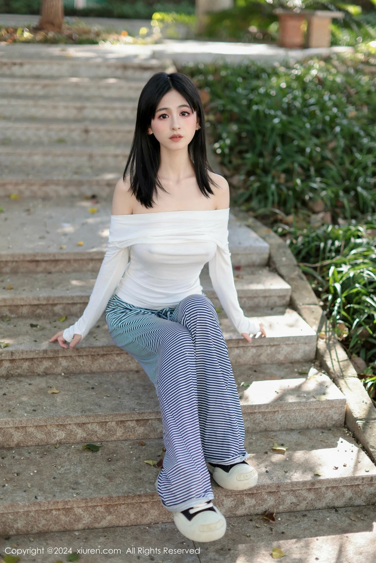 [[XiuRen秀人网]秀人网]No.9605_模特奶芙乔乔性感白T配长裤露超薄黑丝秀凹凸身材撩人诱惑写真85P