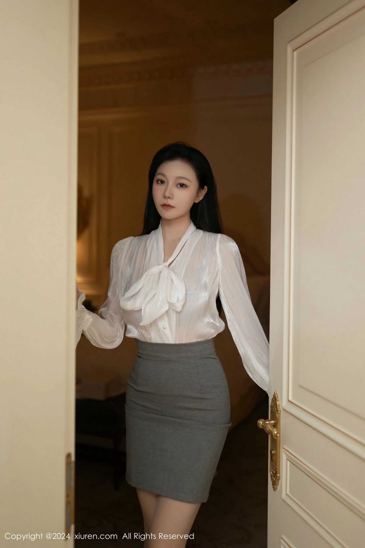 [[XiuRen秀人网]秀人网]No.9613_模特安然anran性感白衬衫配灰短裙露蓝色情趣内衣秀美腿诱惑写真80P