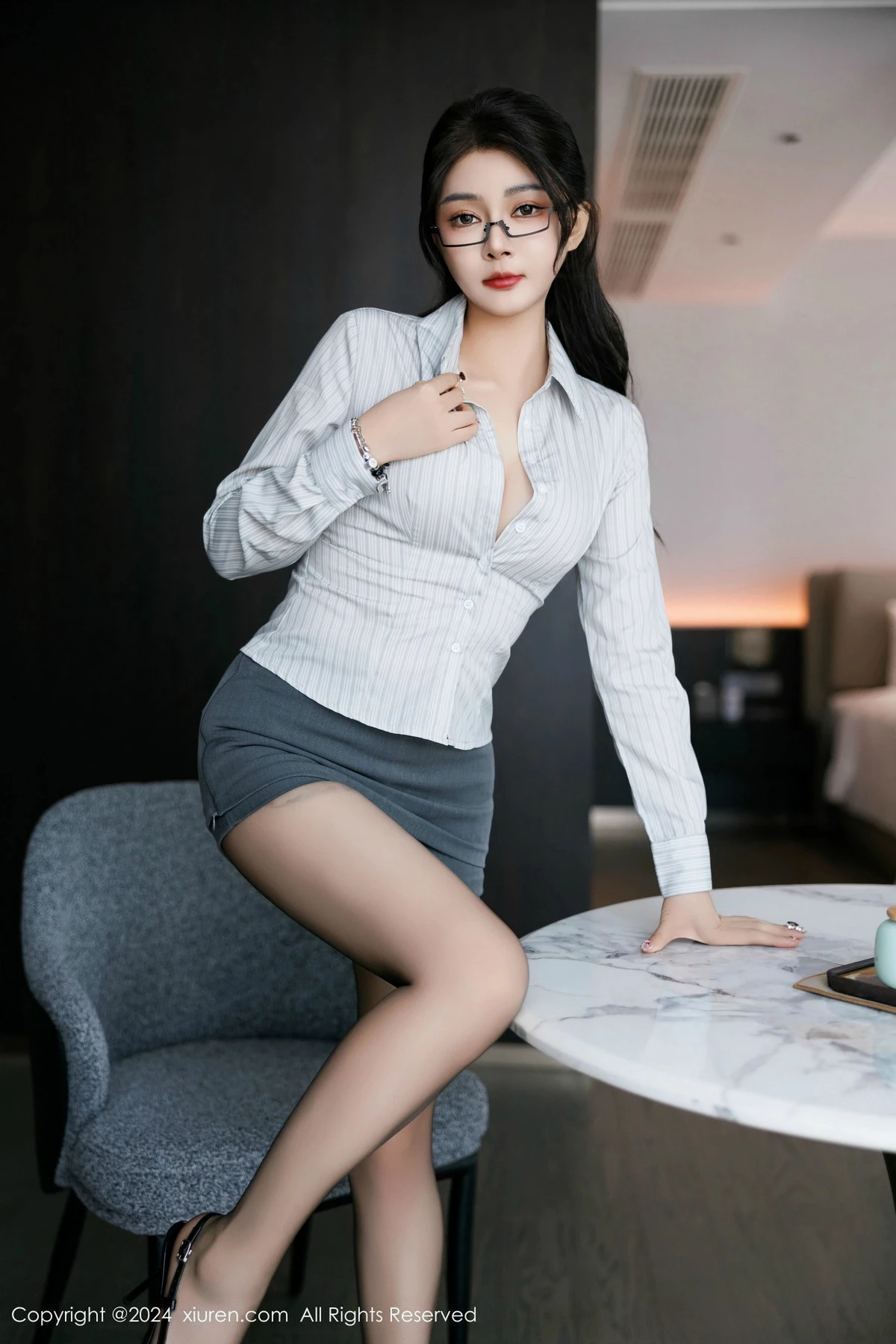 [[XiuRen秀人网]秀人网]No.9611_模特凯竹Quinn浅色OL服饰露性感内衣配黑丝袜秀丰腴身姿诱惑写真90P