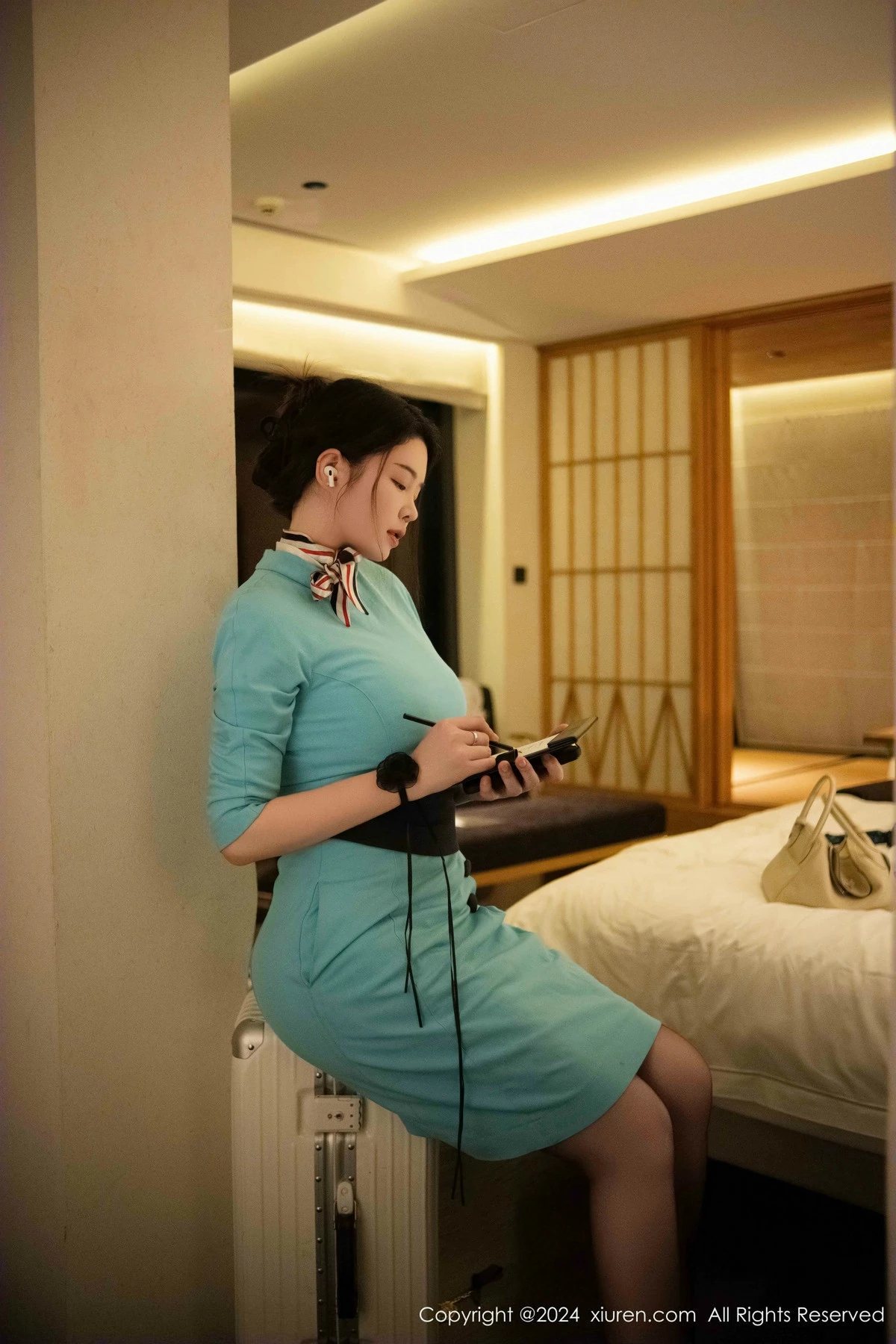 [[XiuRen秀人网]秀人网]No.9609_模特樱桃小犊子蓝色空姐制服露黑色内衣配黑丝吊袜极致魅惑写真41P