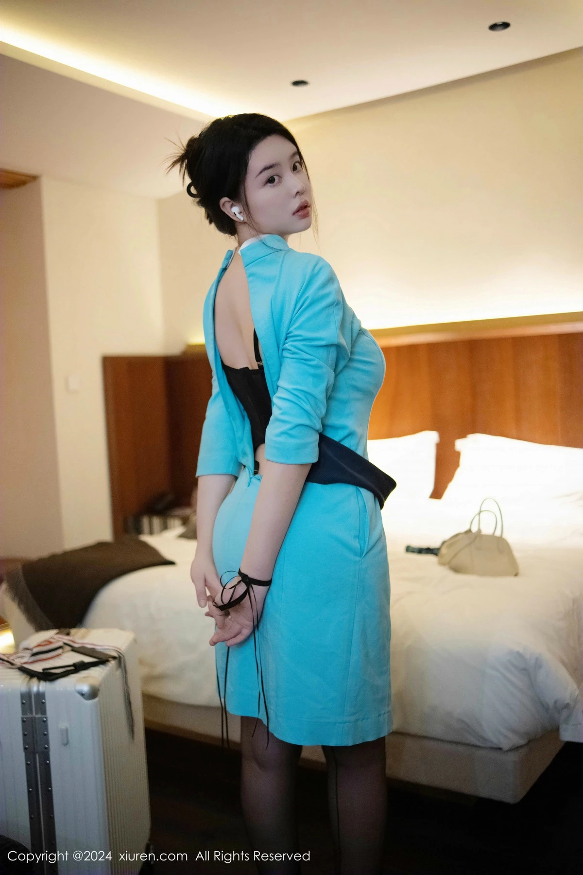 [[XiuRen秀人网]秀人网]No.9609_模特樱桃小犊子蓝色空姐制服露黑色内衣配黑丝吊袜极致魅惑写真41P