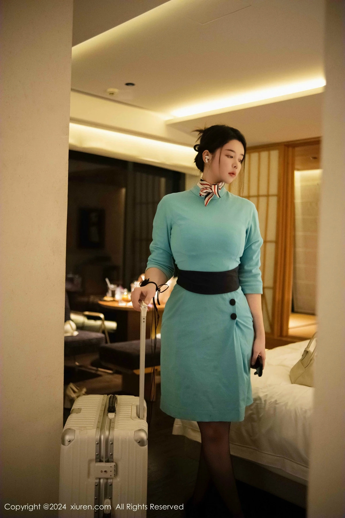 [[XiuRen秀人网]秀人网]No.9609_模特樱桃小犊子蓝色空姐制服露黑色内衣配黑丝吊袜极致魅惑写真41P