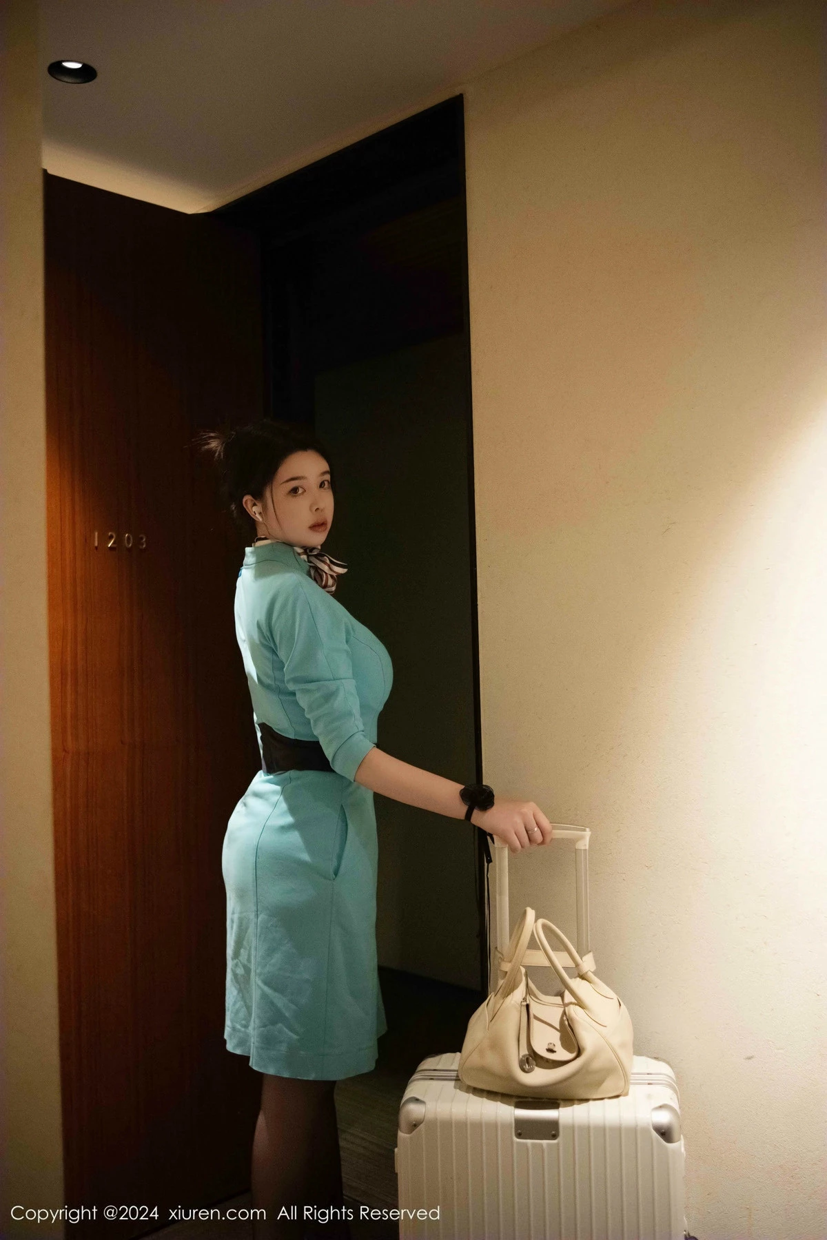 [[XiuRen秀人网]秀人网]No.9609_模特樱桃小犊子蓝色空姐制服露黑色内衣配黑丝吊袜极致魅惑写真41P