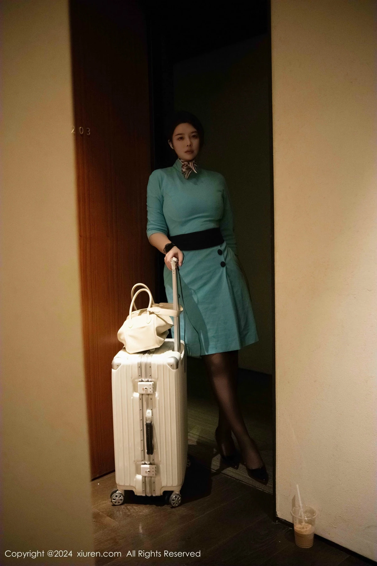 [[XiuRen秀人网]秀人网]No.9609_模特樱桃小犊子蓝色空姐制服露黑色内衣配黑丝吊袜极致魅惑写真41P