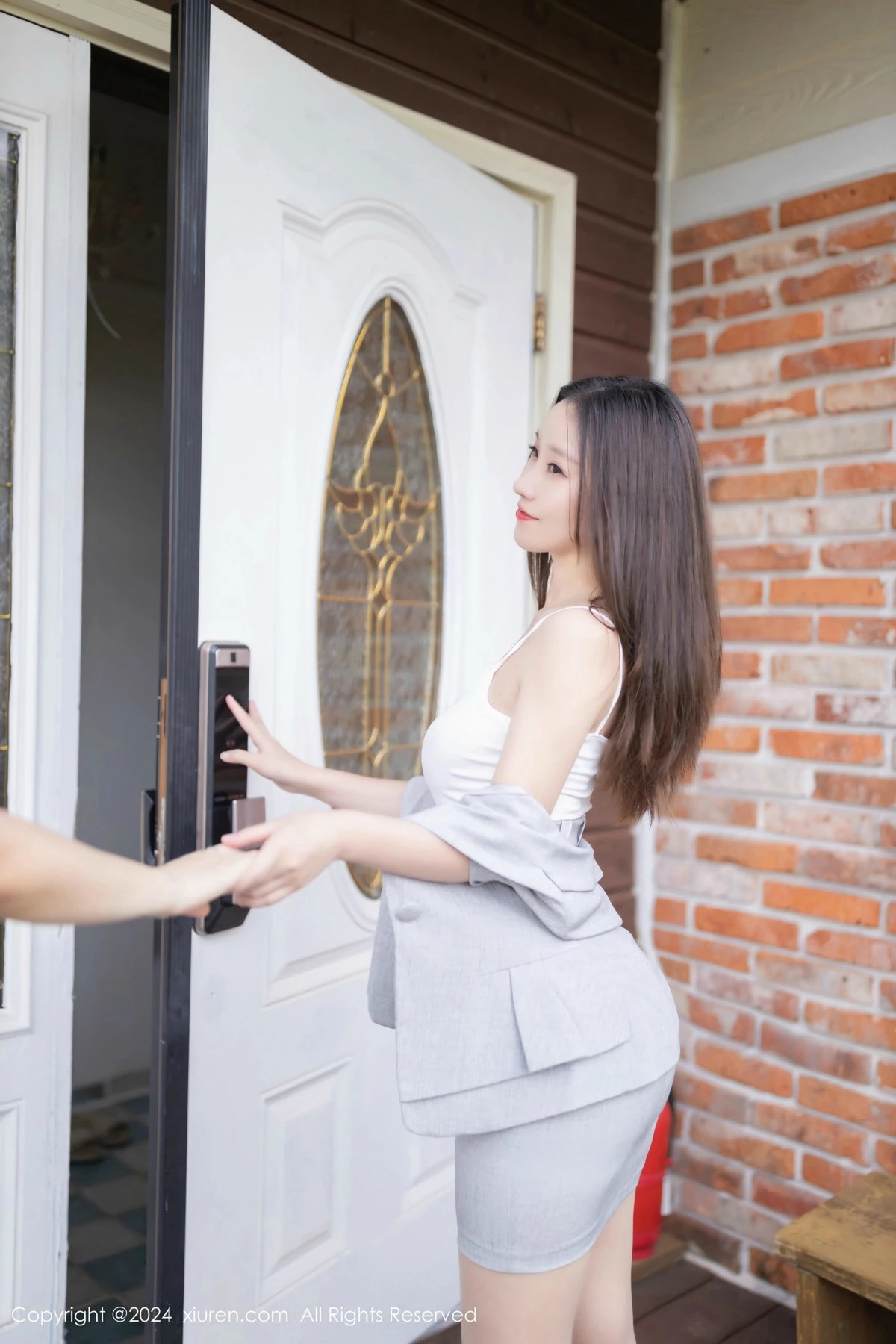 [[XiuRen秀人网]秀人网]No.9474_模特杏子Yada性感制服露白色吊带配超薄肉丝秀曼妙身姿诱惑写真80P