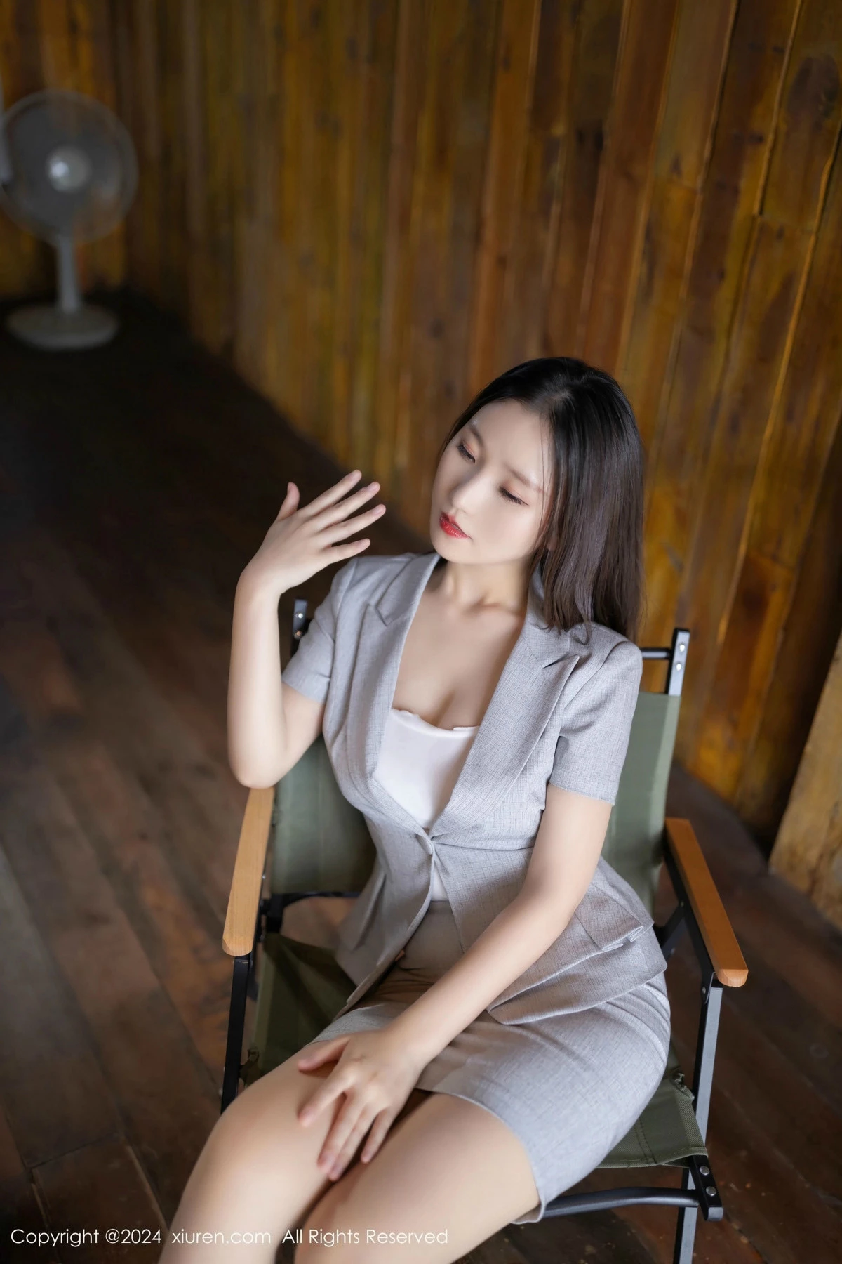 [[XiuRen秀人网]秀人网]No.9474_模特杏子Yada性感制服露白色吊带配超薄肉丝秀曼妙身姿诱惑写真80P