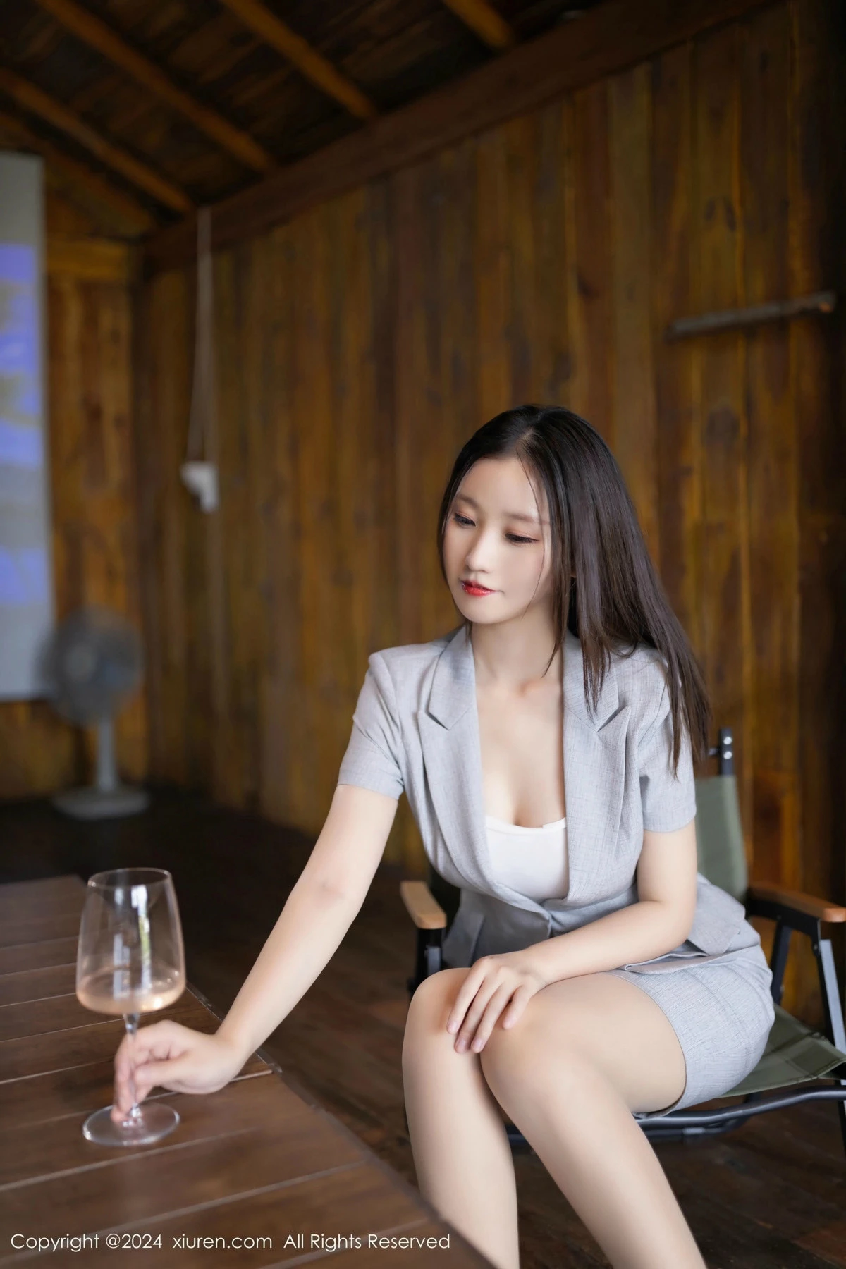 [[XiuRen秀人网]秀人网]No.9474_模特杏子Yada性感制服露白色吊带配超薄肉丝秀曼妙身姿诱惑写真80P