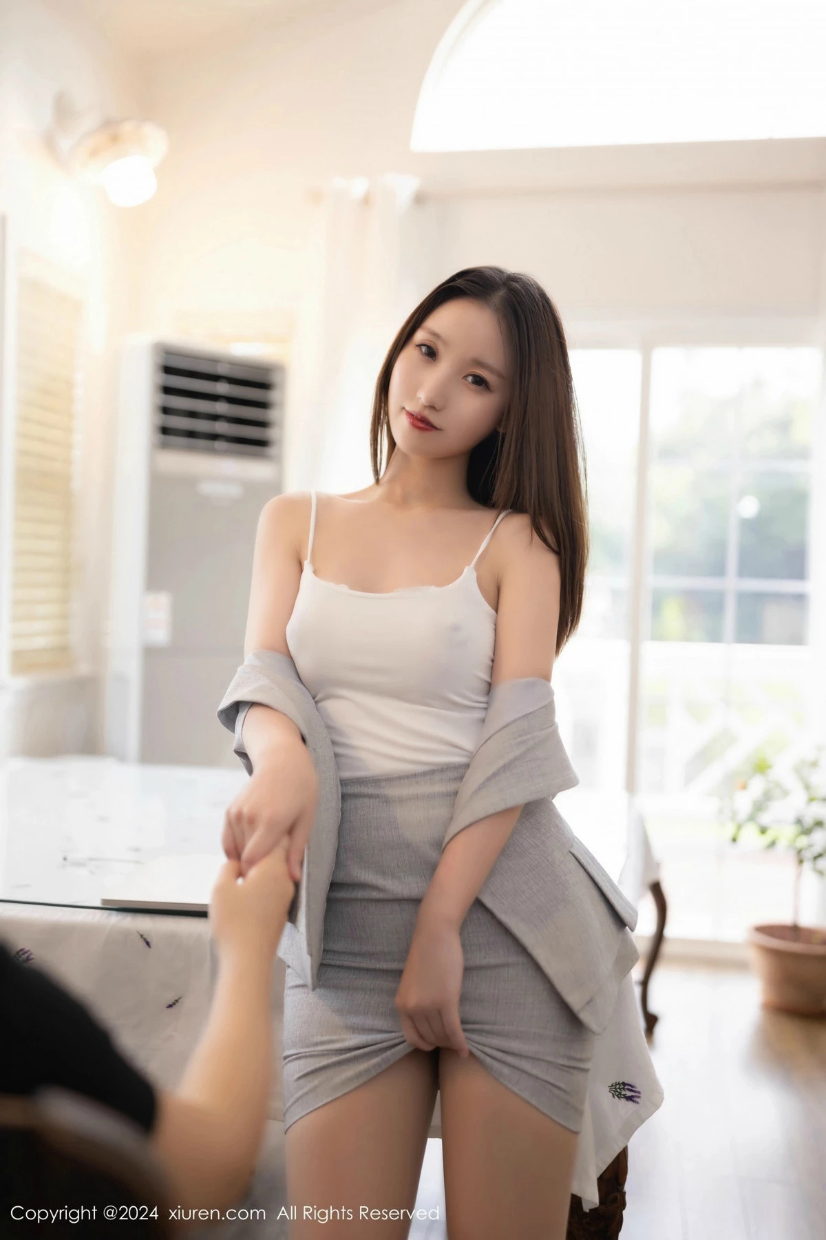 [[XiuRen秀人网]秀人网]No.9474_模特杏子Yada性感制服露白色吊带配超薄肉丝秀曼妙身姿诱惑写真80P