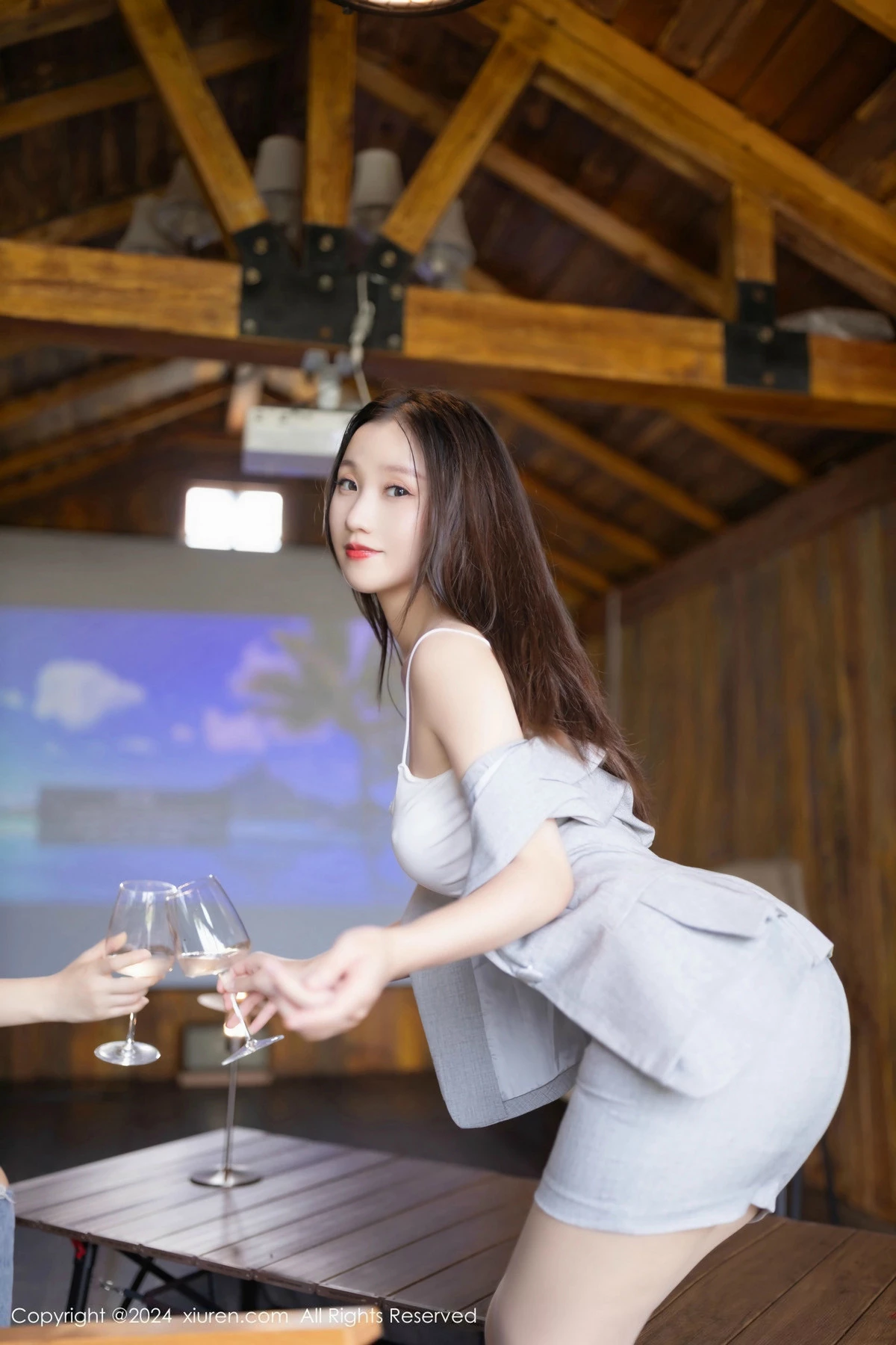 [[XiuRen秀人网]秀人网]No.9474_模特杏子Yada性感制服露白色吊带配超薄肉丝秀曼妙身姿诱惑写真80P