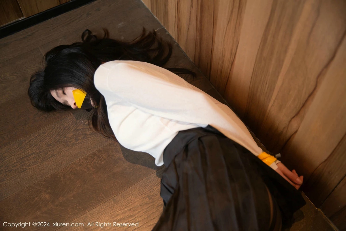 [[XiuRen秀人网]秀人网]No.9481_模特刘婷婷性感白色上衣配黑短裙露超薄黑丝秀曼妙身姿迷人写真80P