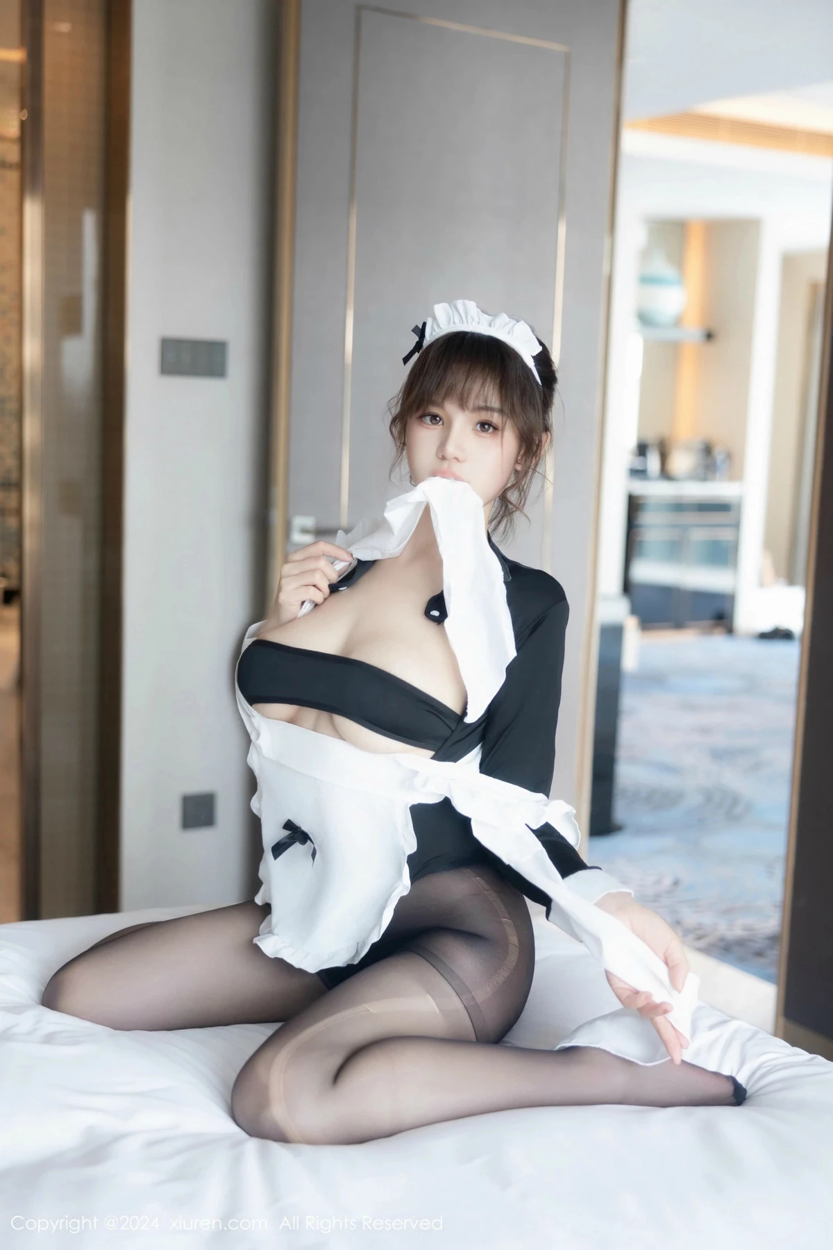 [[XiuRen秀人网]秀人网]No.9476_新人模特香澄在东京性感黑色女仆装配超薄黑丝秀丰腴身材诱惑写真54P