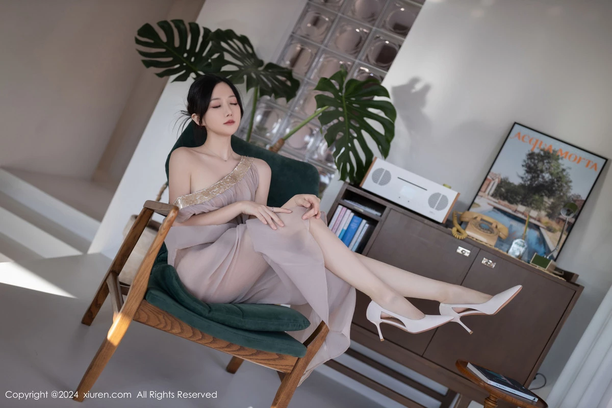 [[XiuRen秀人网]秀人网]No.9492_模特鱼子酱Fish芦苇场景性感紫色轻透连衣裙秀惹火身材诱惑写真80P