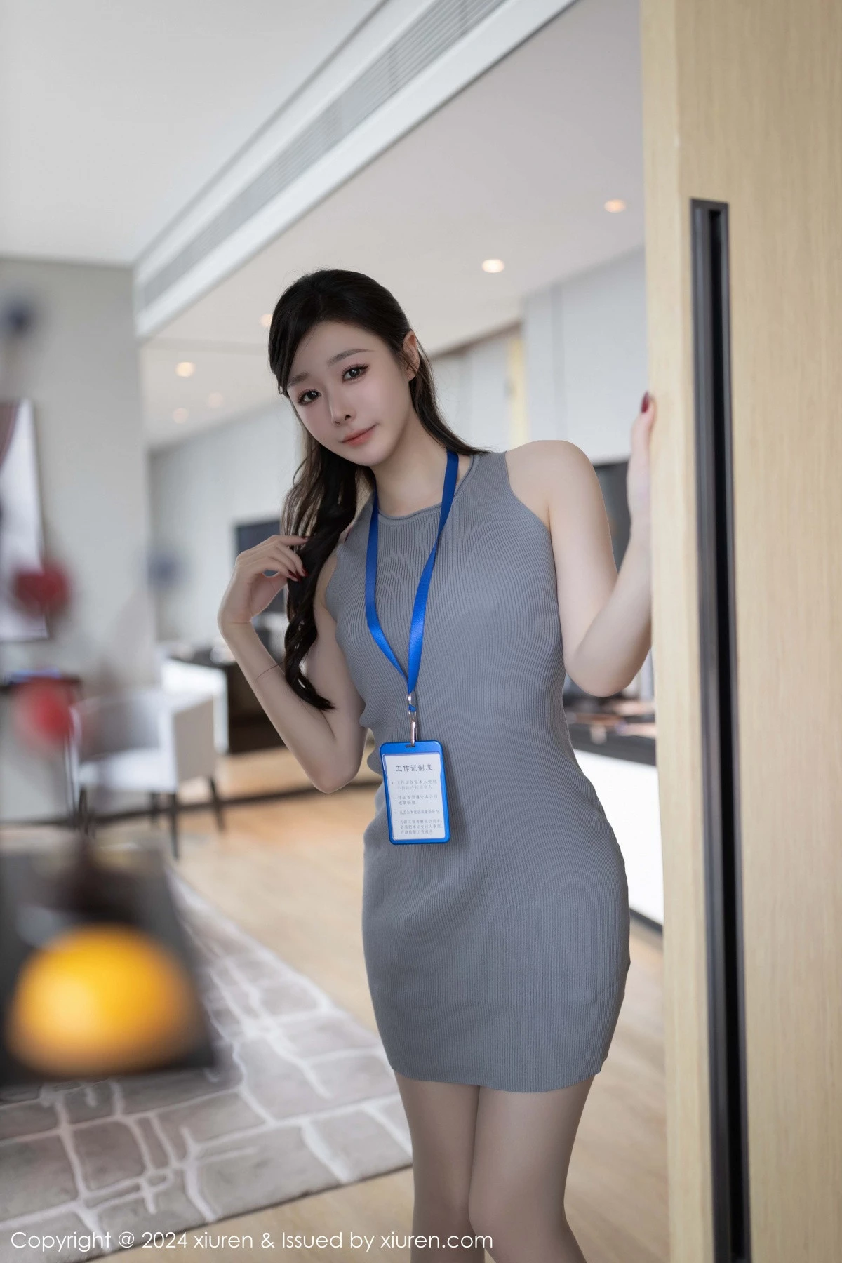 [[XiuRen秀人网]秀人网]No.9493_模特小逗逗性感灰色OL职员装配超薄黑丝秀曼妙身姿迷人诱惑写真80P