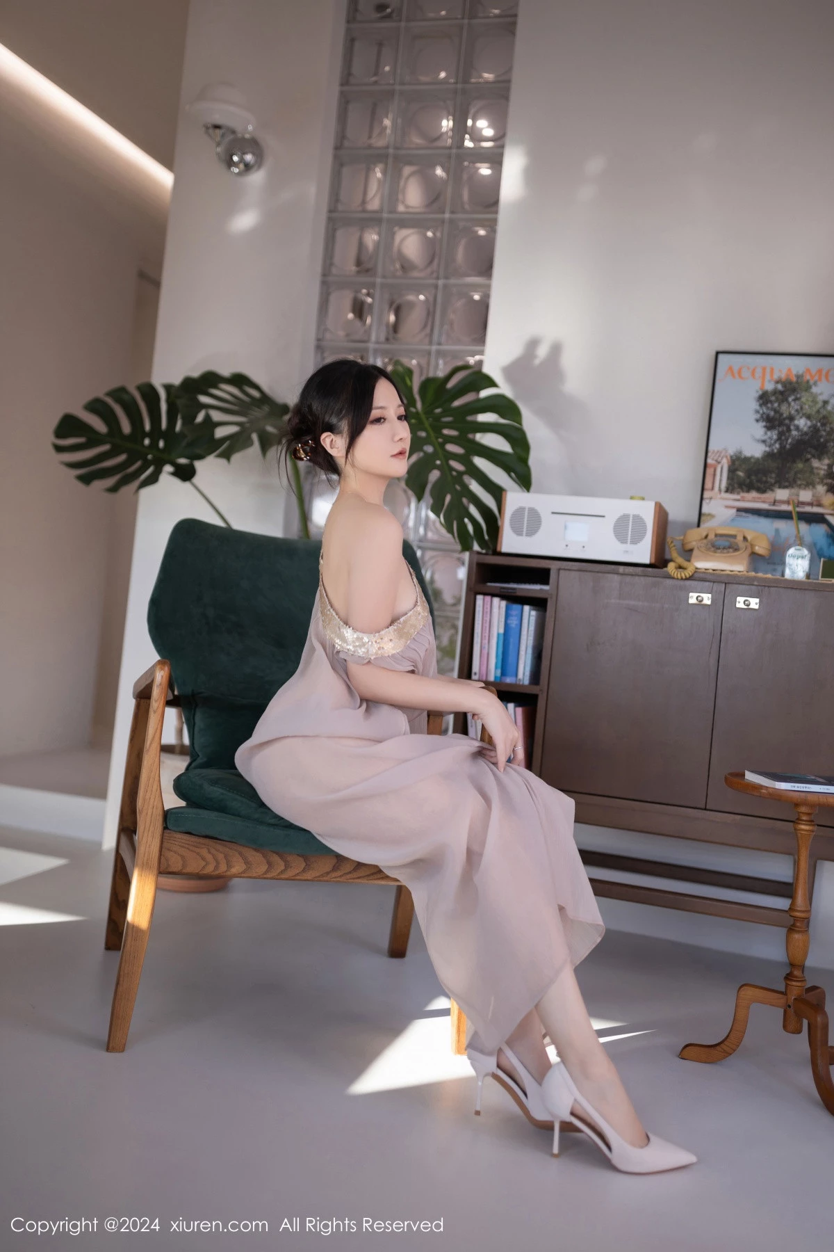 [[XiuRen秀人网]秀人网]No.9492_模特鱼子酱Fish芦苇场景性感紫色轻透连衣裙秀惹火身材诱惑写真80P