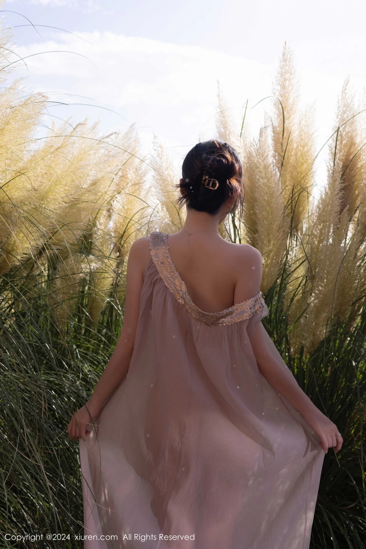 [[XiuRen秀人网]秀人网]No.9492_模特鱼子酱Fish芦苇场景性感紫色轻透连衣裙秀惹火身材诱惑写真80P