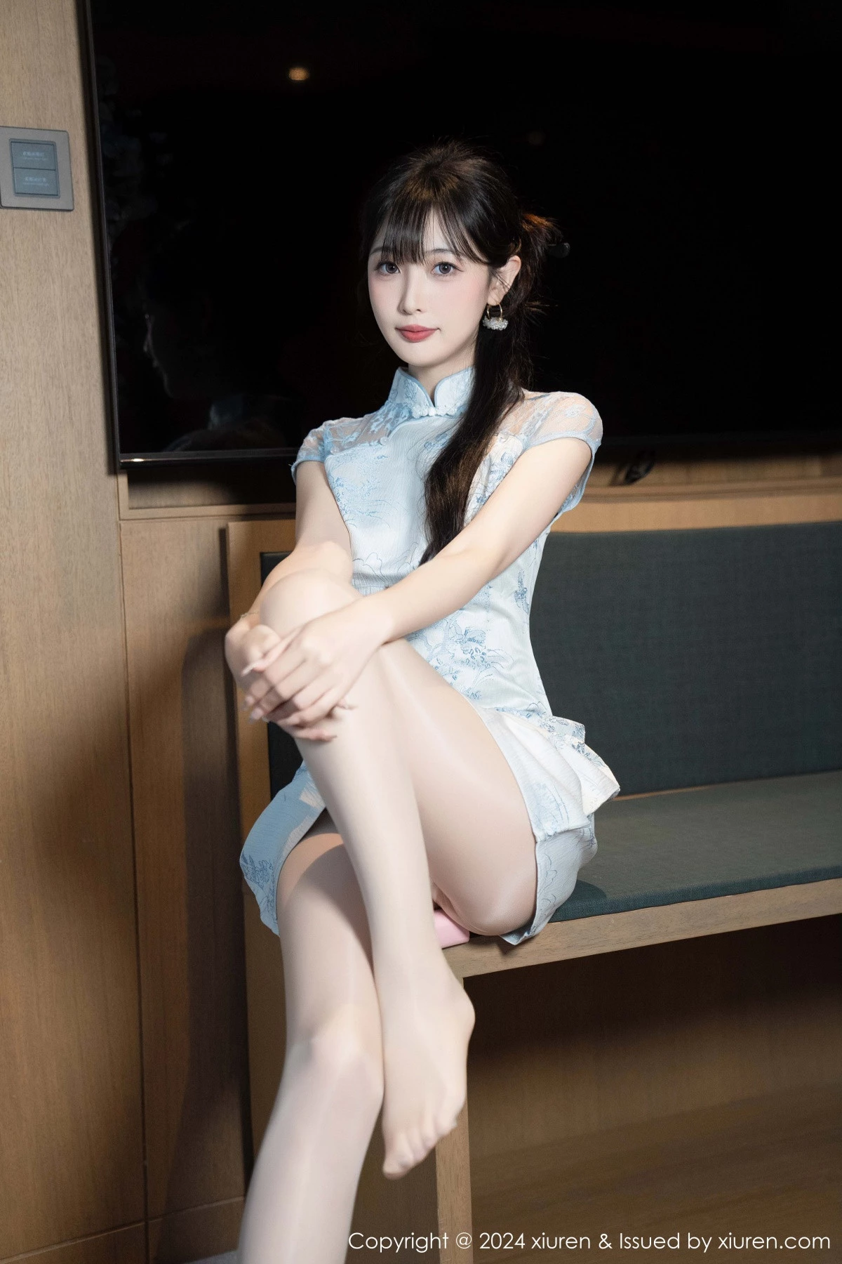 [[XiuRen秀人网]秀人网]No.9487_模特林星阑性感浅色短旗袍露白色内衣配超薄肉丝秀美腿诱惑写真82P