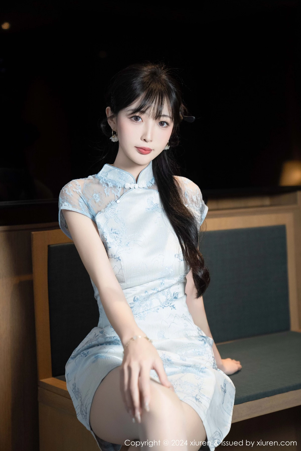 [[XiuRen秀人网]秀人网]No.9487_模特林星阑性感浅色短旗袍露白色内衣配超薄肉丝秀美腿诱惑写真82P