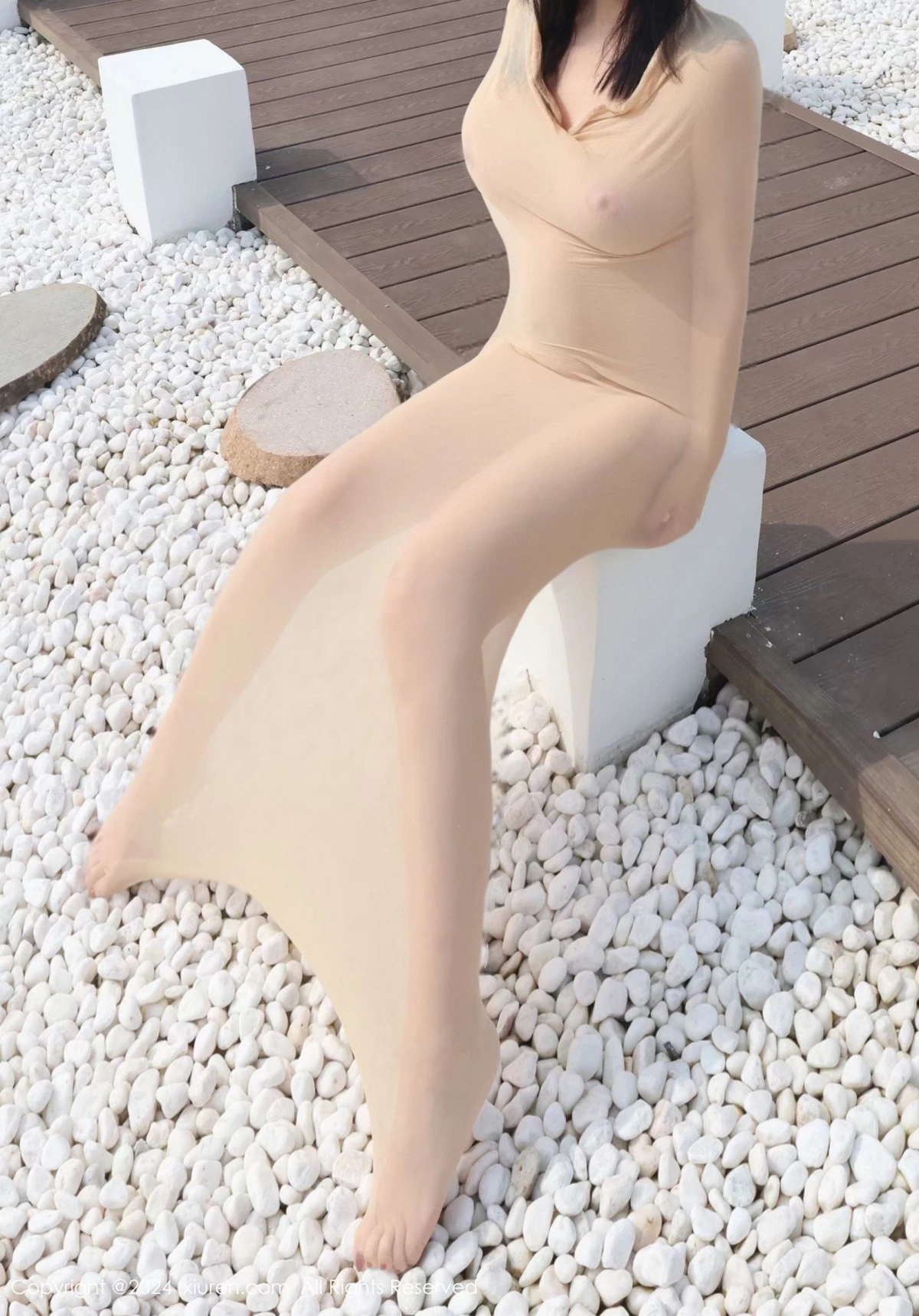 [[XiuRen秀人网]秀人网]No.9489_模特小薯条nienie户外性感肉色连体衣秀惹火身材撩人诱惑写真80P