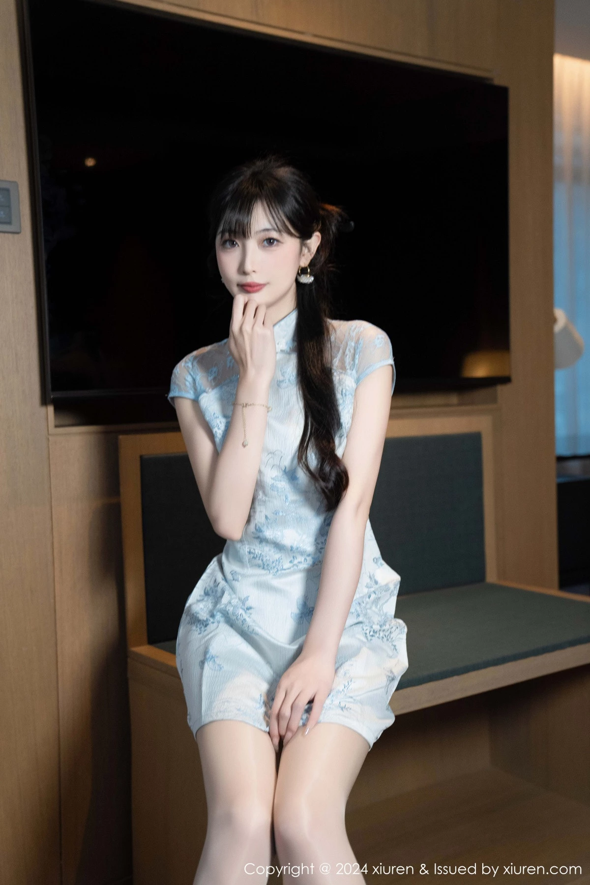 [[XiuRen秀人网]秀人网]No.9487_模特林星阑性感浅色短旗袍露白色内衣配超薄肉丝秀美腿诱惑写真82P