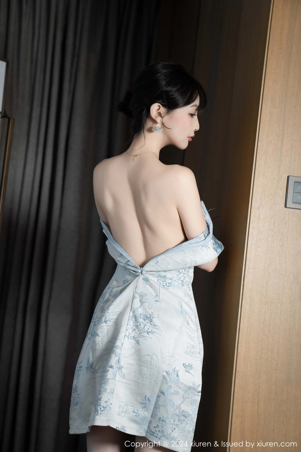 [[XiuRen秀人网]秀人网]No.9487_模特林星阑性感浅色短旗袍露白色内衣配超薄肉丝秀美腿诱惑写真82P