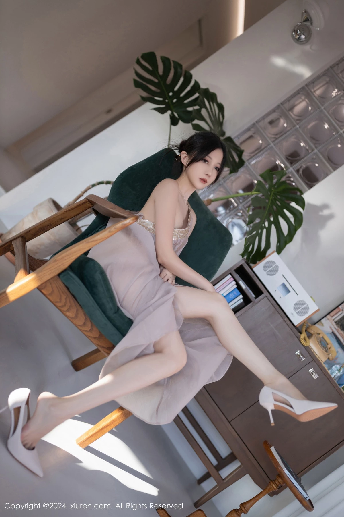 [[XiuRen秀人网]秀人网]No.9492_模特鱼子酱Fish芦苇场景性感紫色轻透连衣裙秀惹火身材诱惑写真80P