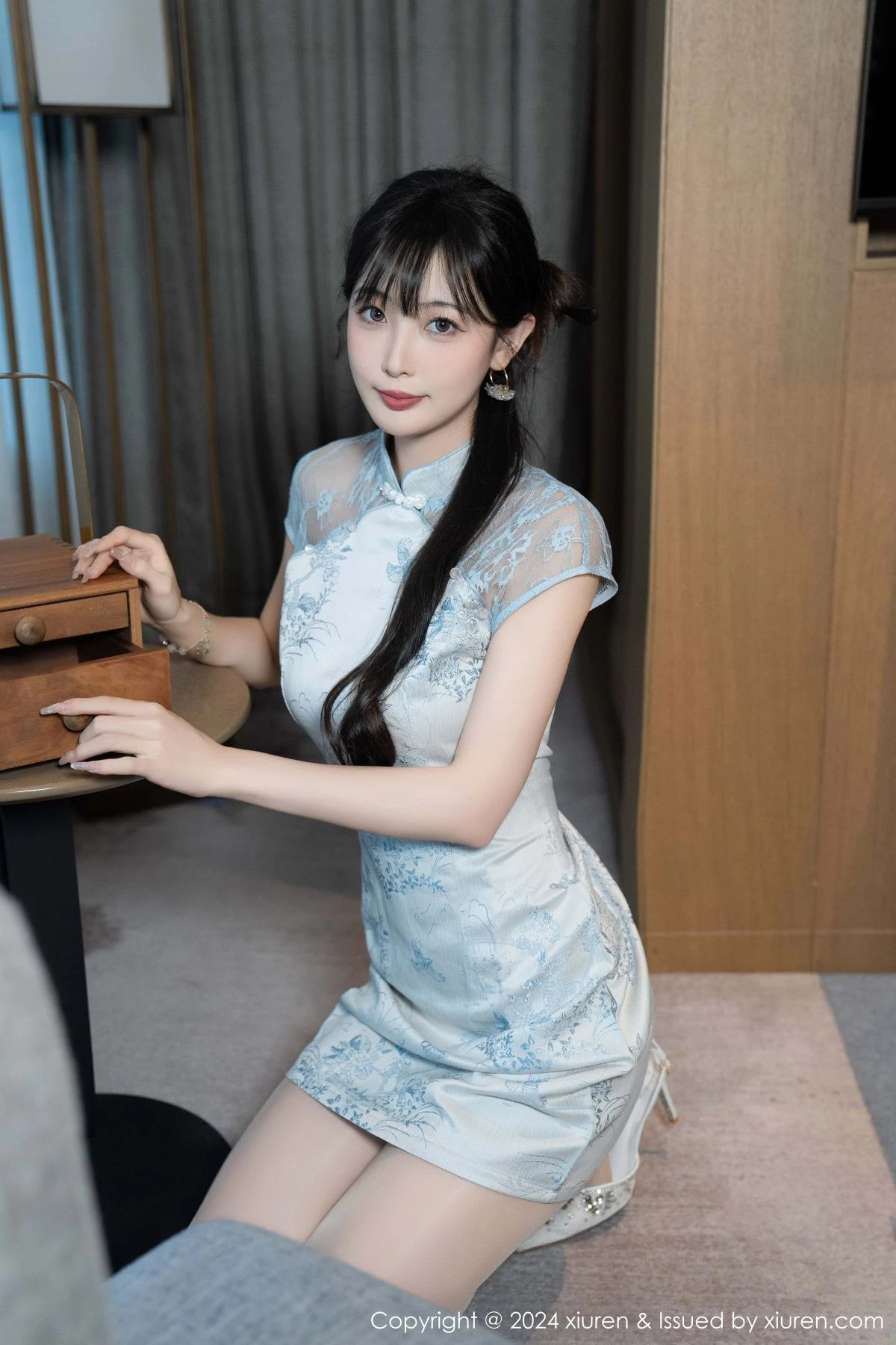 [[XiuRen秀人网]秀人网]No.9487_模特林星阑性感浅色短旗袍露白色内衣配超薄肉丝秀美腿诱惑写真82P