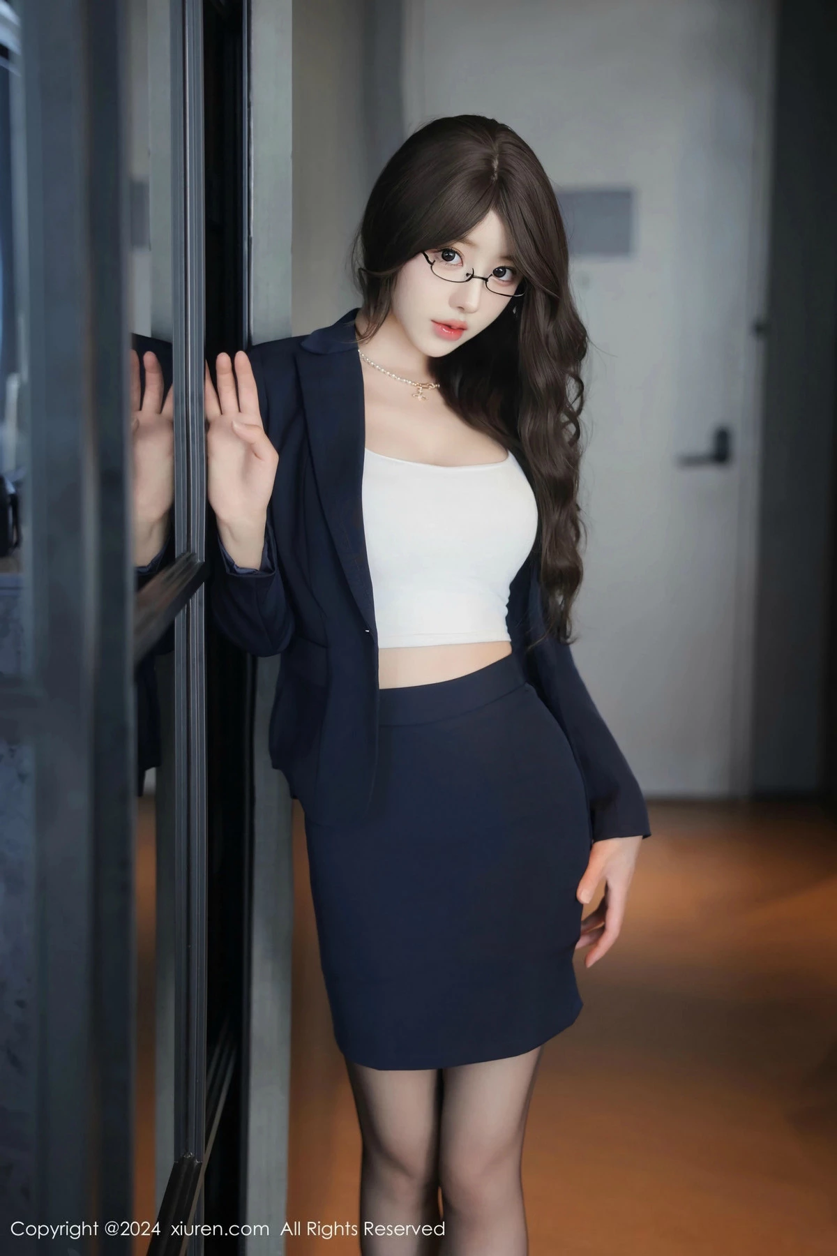 [[XiuRen秀人网]秀人网]No.9486_模特桃妖夭性感OL服饰露白色内衣配超薄黑丝秀曼妙身姿诱惑写真72P