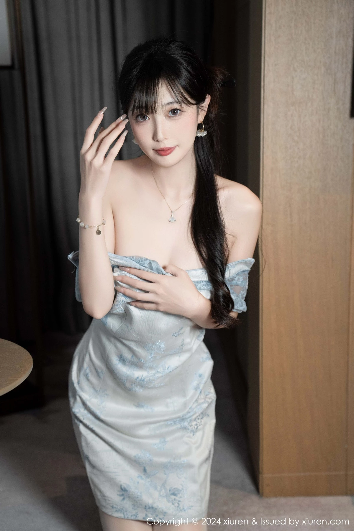 [[XiuRen秀人网]秀人网]No.9487_模特林星阑性感浅色短旗袍露白色内衣配超薄肉丝秀美腿诱惑写真82P