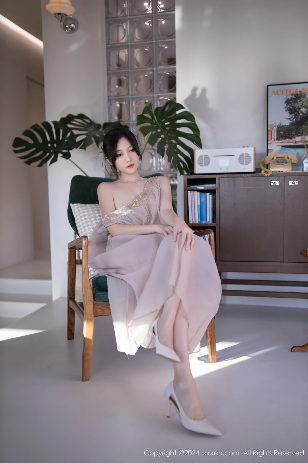 [[XiuRen秀人网]秀人网]No.9492_模特鱼子酱Fish芦苇场景性感紫色轻透连衣裙秀惹火身材诱惑写真80P