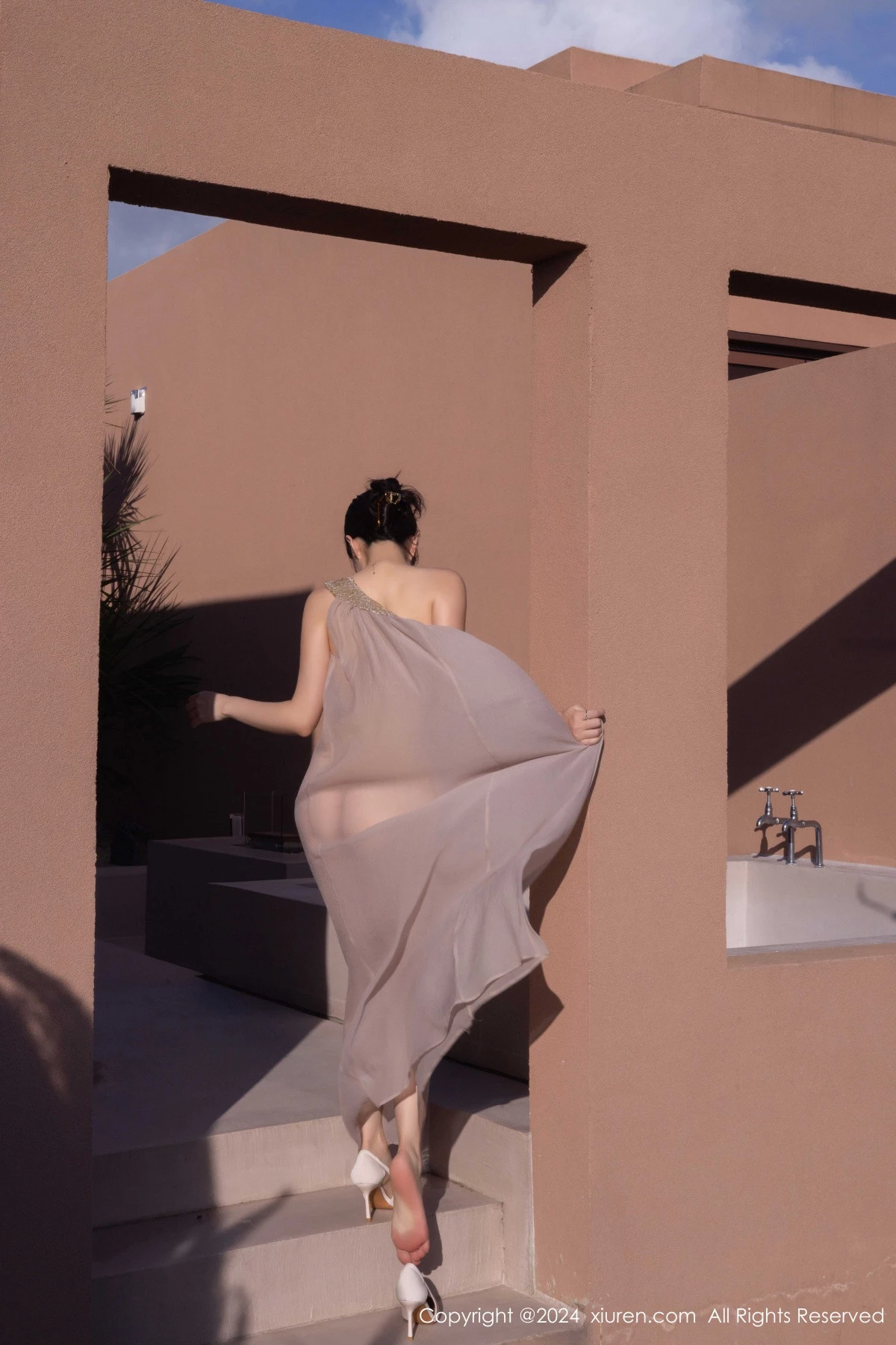 [[XiuRen秀人网]秀人网]No.9492_模特鱼子酱Fish芦苇场景性感紫色轻透连衣裙秀惹火身材诱惑写真80P