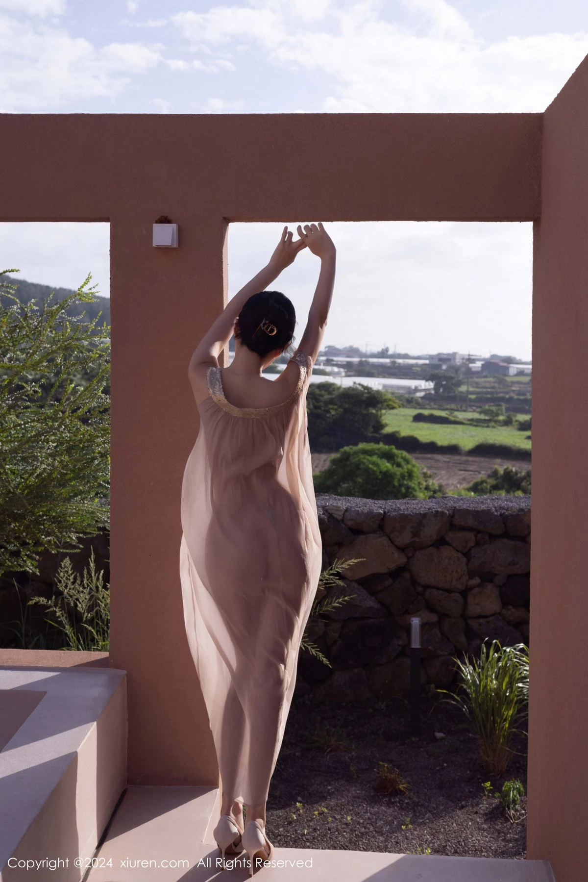 [[XiuRen秀人网]秀人网]No.9492_模特鱼子酱Fish芦苇场景性感紫色轻透连衣裙秀惹火身材诱惑写真80P