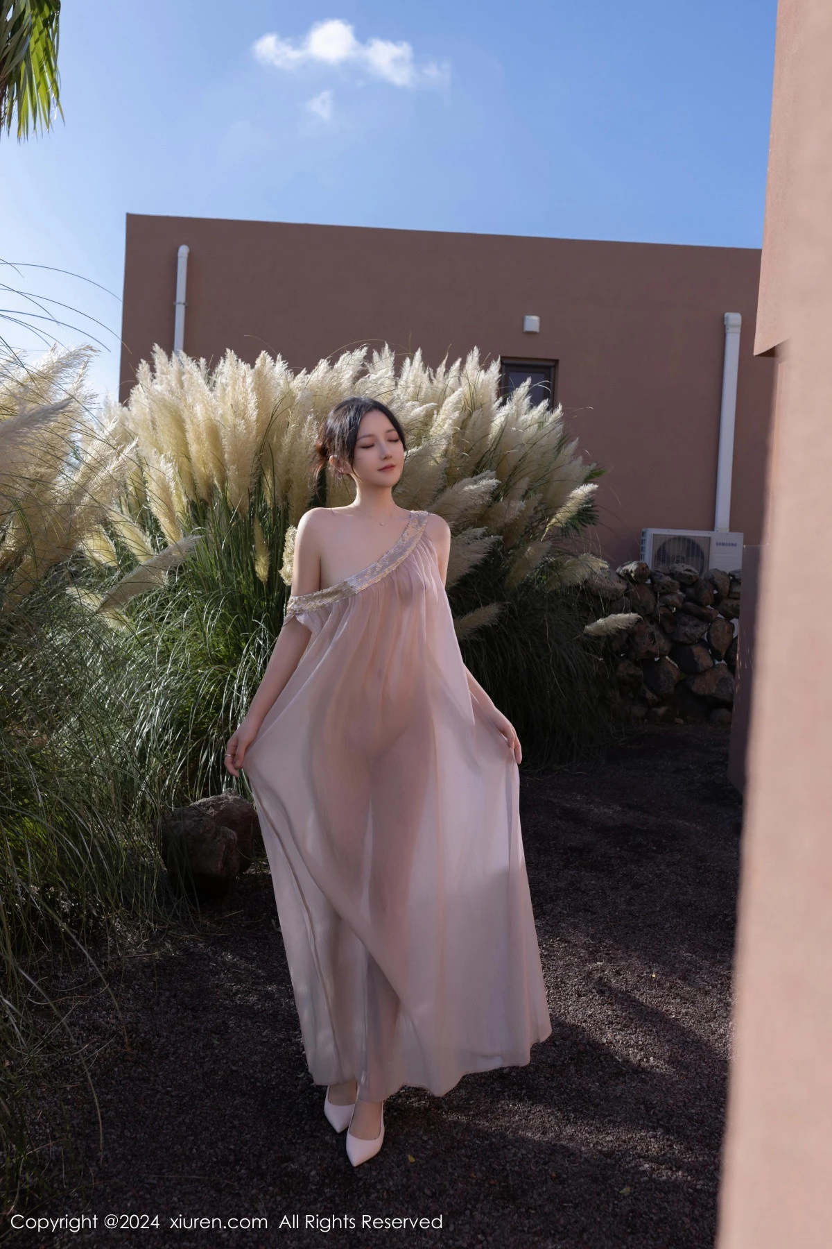 [[XiuRen秀人网]秀人网]No.9492_模特鱼子酱Fish芦苇场景性感紫色轻透连衣裙秀惹火身材诱惑写真80P