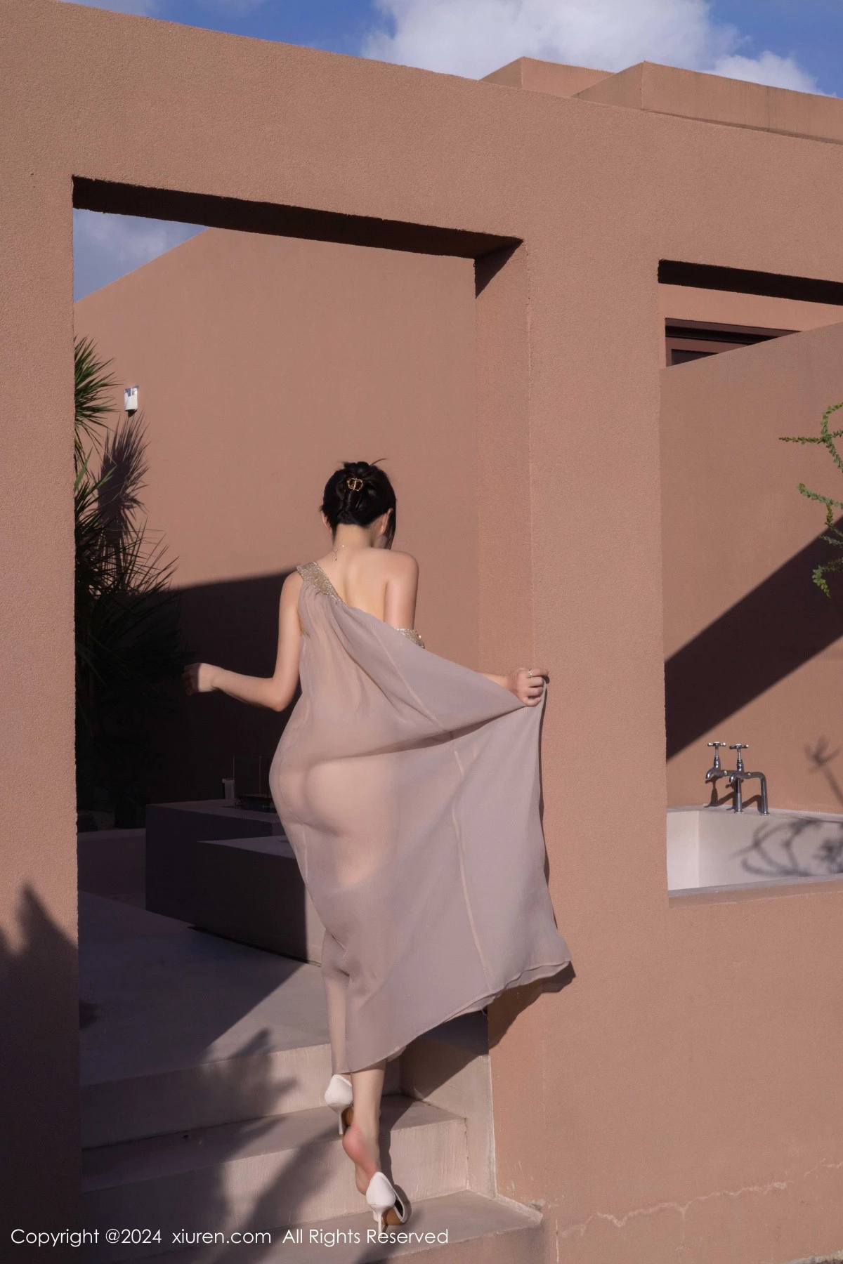 [[XiuRen秀人网]秀人网]No.9492_模特鱼子酱Fish芦苇场景性感紫色轻透连衣裙秀惹火身材诱惑写真80P