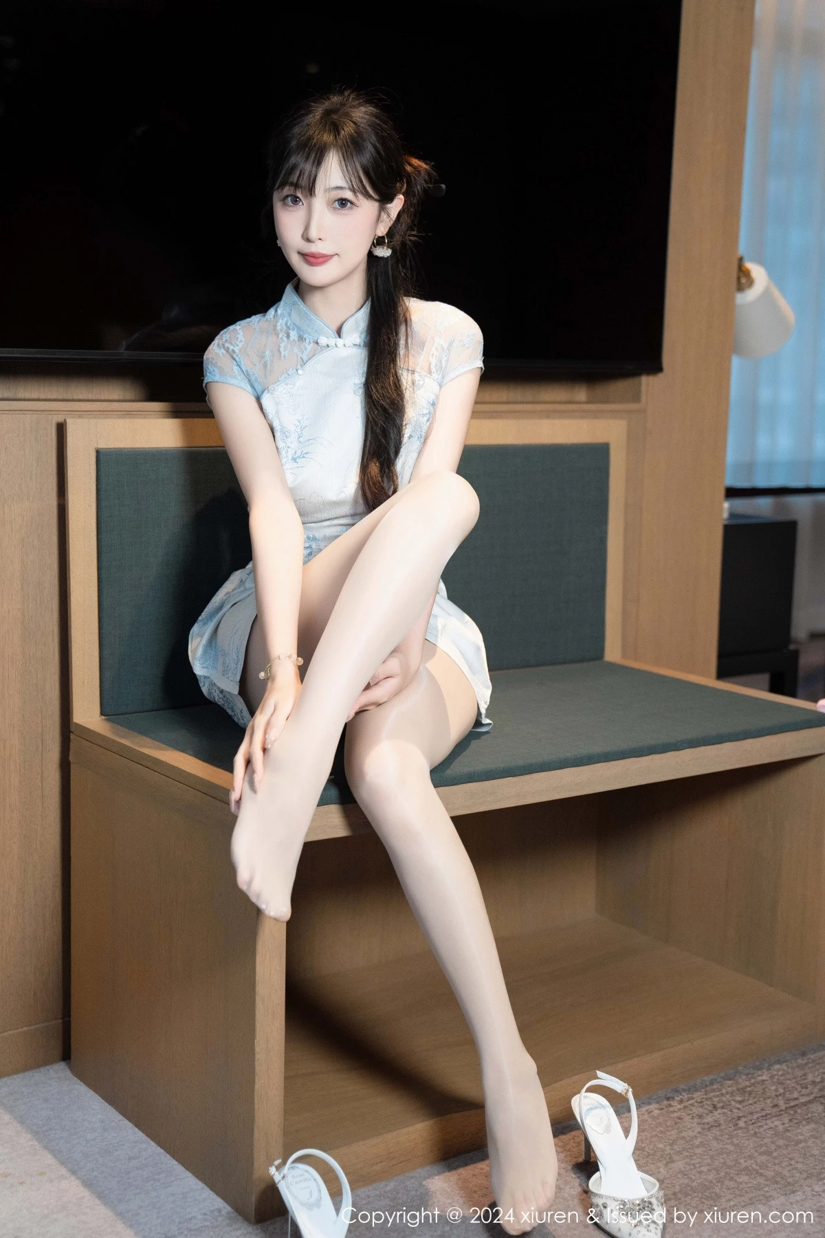 [[XiuRen秀人网]秀人网]No.9487_模特林星阑性感浅色短旗袍露白色内衣配超薄肉丝秀美腿诱惑写真82P