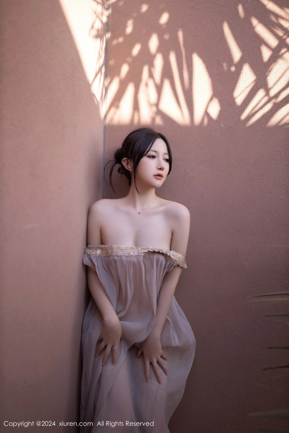 [[XiuRen秀人网]秀人网]No.9492_模特鱼子酱Fish芦苇场景性感紫色轻透连衣裙秀惹火身材诱惑写真80P