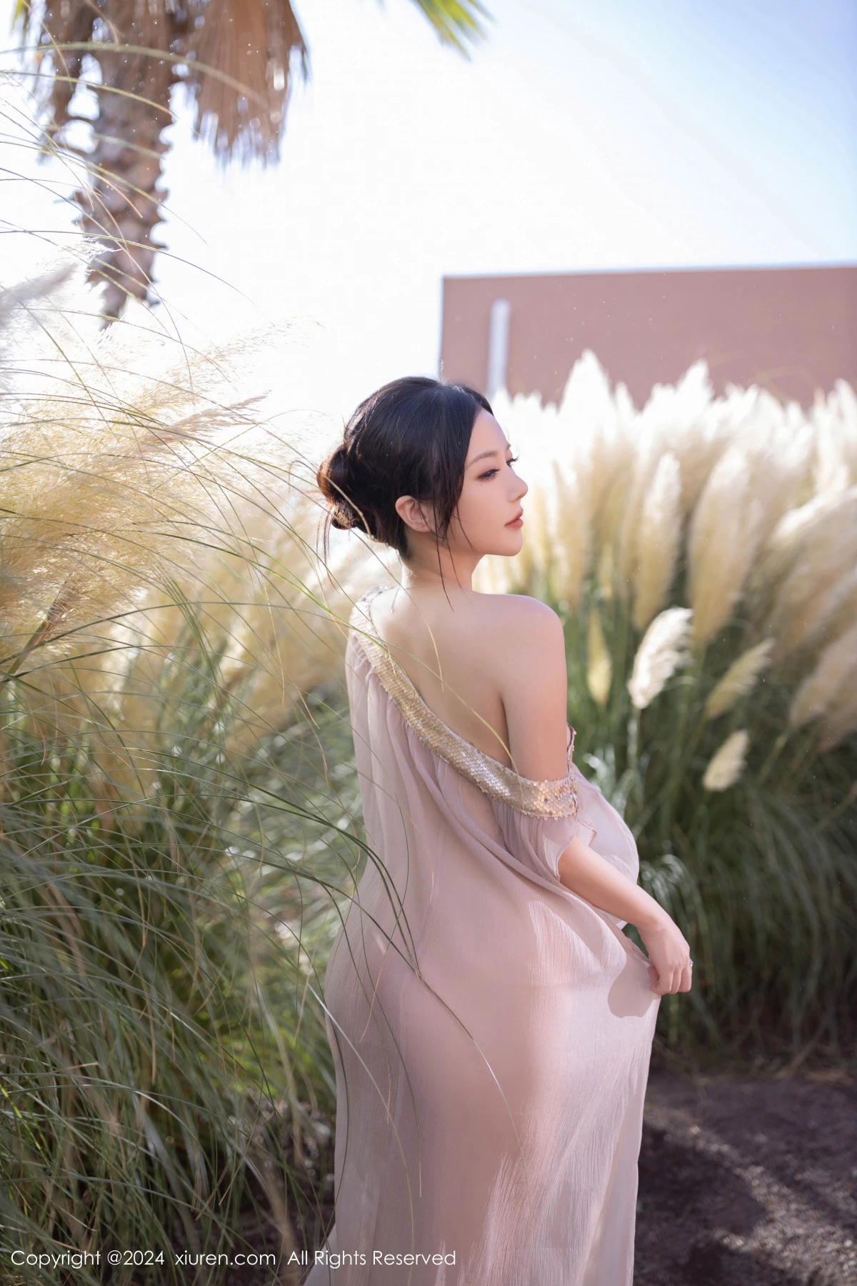 [[XiuRen秀人网]秀人网]No.9492_模特鱼子酱Fish芦苇场景性感紫色轻透连衣裙秀惹火身材诱惑写真80P