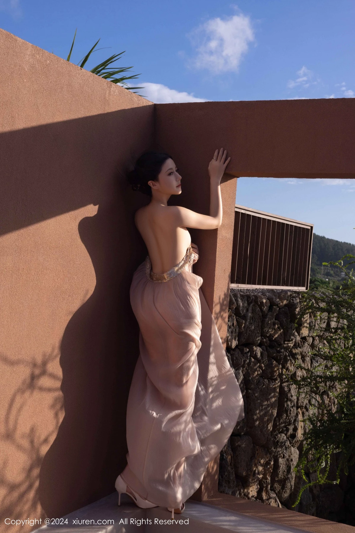 [[XiuRen秀人网]秀人网]No.9492_模特鱼子酱Fish芦苇场景性感紫色轻透连衣裙秀惹火身材诱惑写真80P