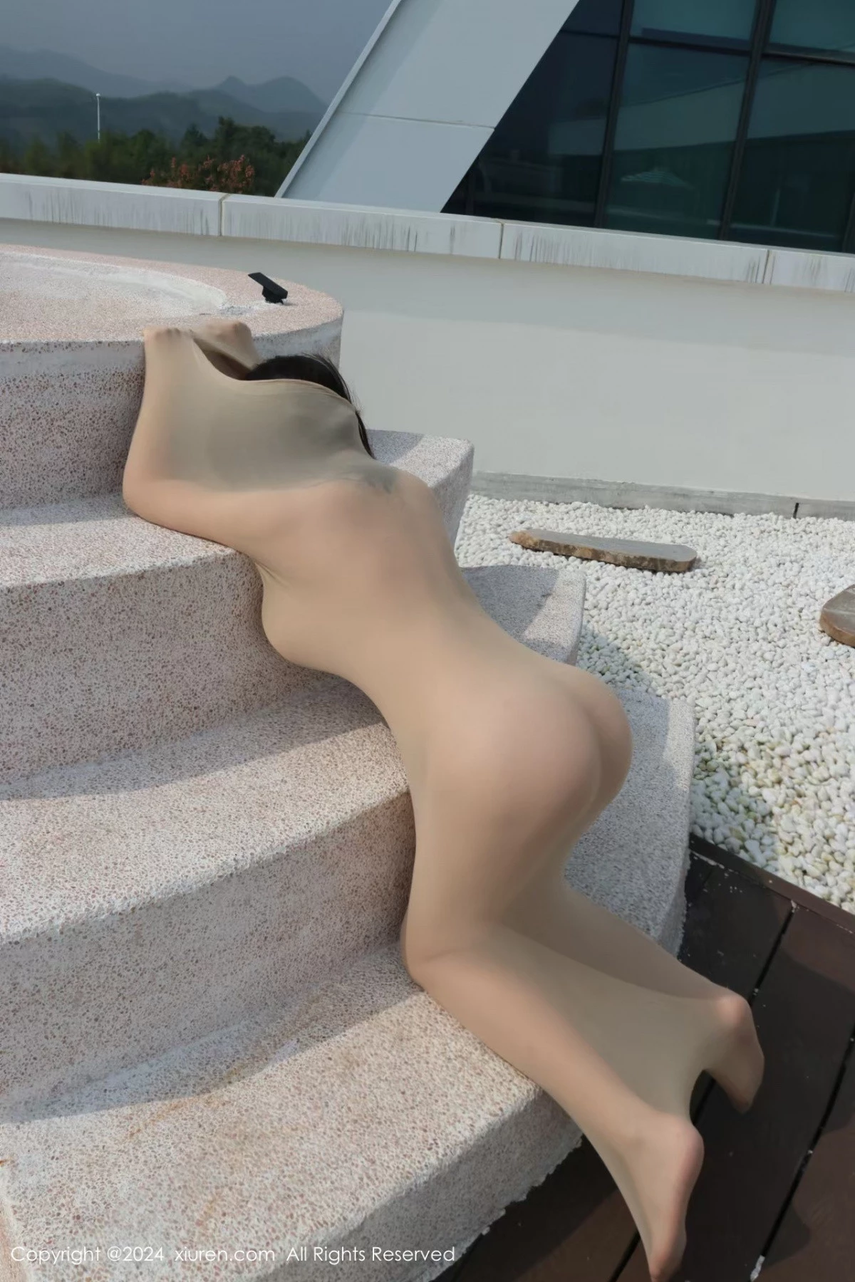 [[XiuRen秀人网]秀人网]No.9489_模特小薯条nienie户外性感肉色连体衣秀惹火身材撩人诱惑写真80P