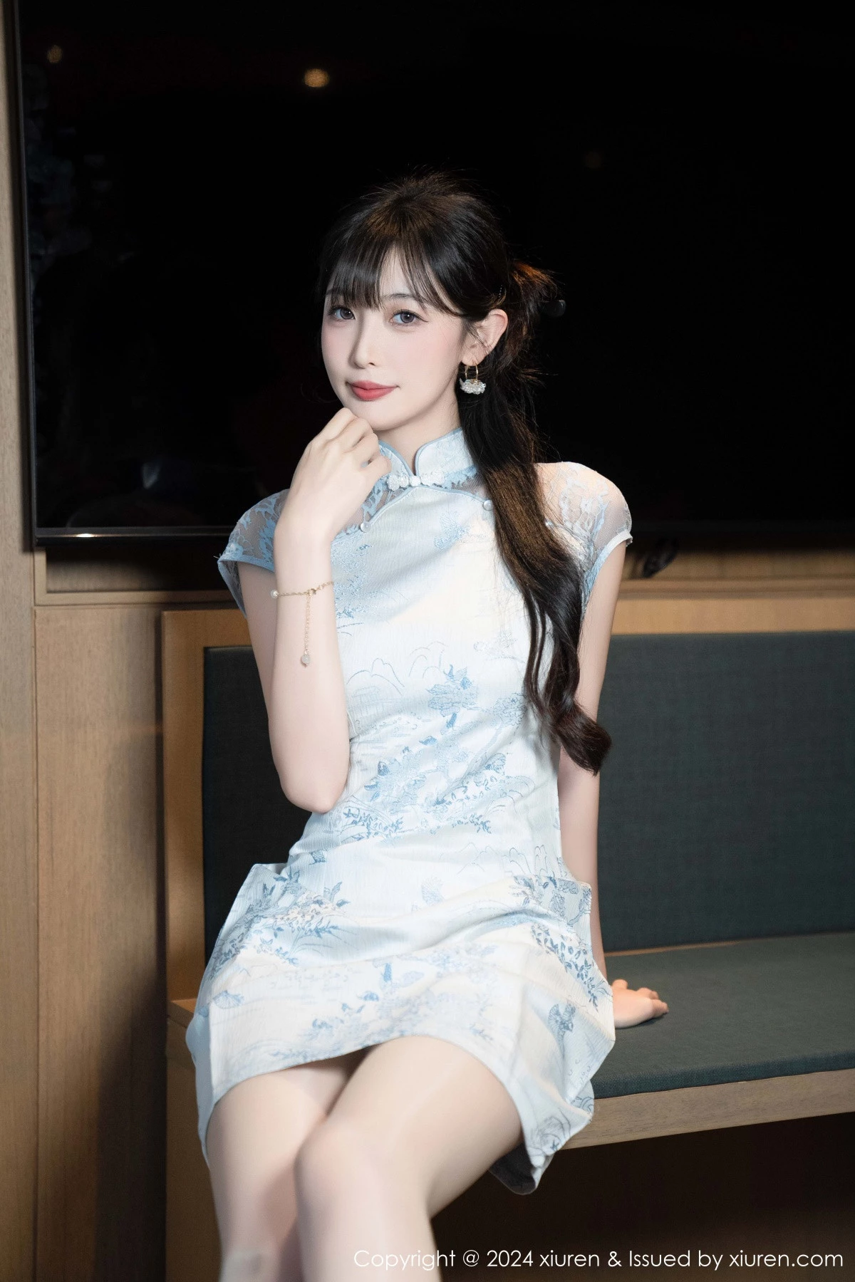 [[XiuRen秀人网]秀人网]No.9487_模特林星阑性感浅色短旗袍露白色内衣配超薄肉丝秀美腿诱惑写真82P