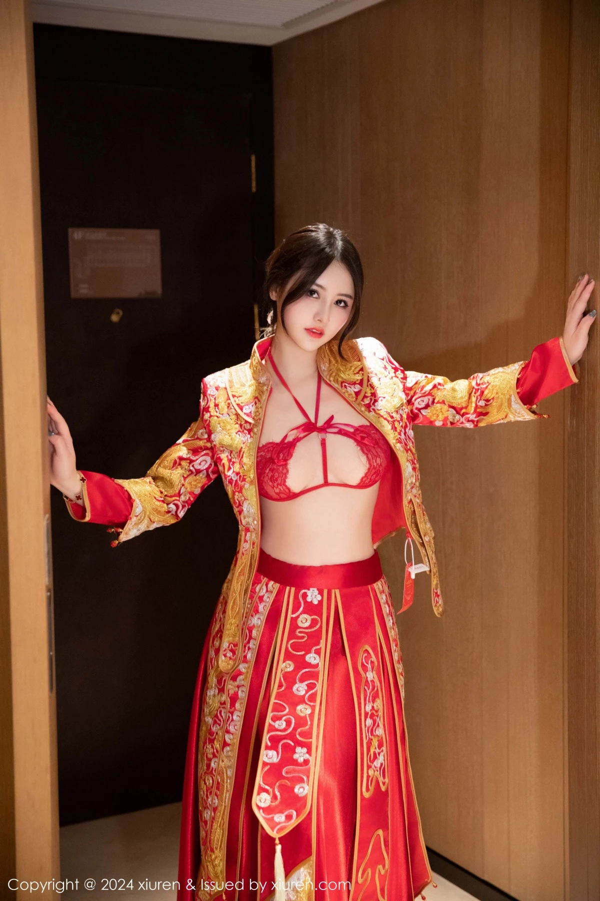 [[XiuRen秀人网]秀人网]No.9494_模特诗诗kiki性感红色新娘服饰露红色内衣秀惹火身材诱惑写真83P