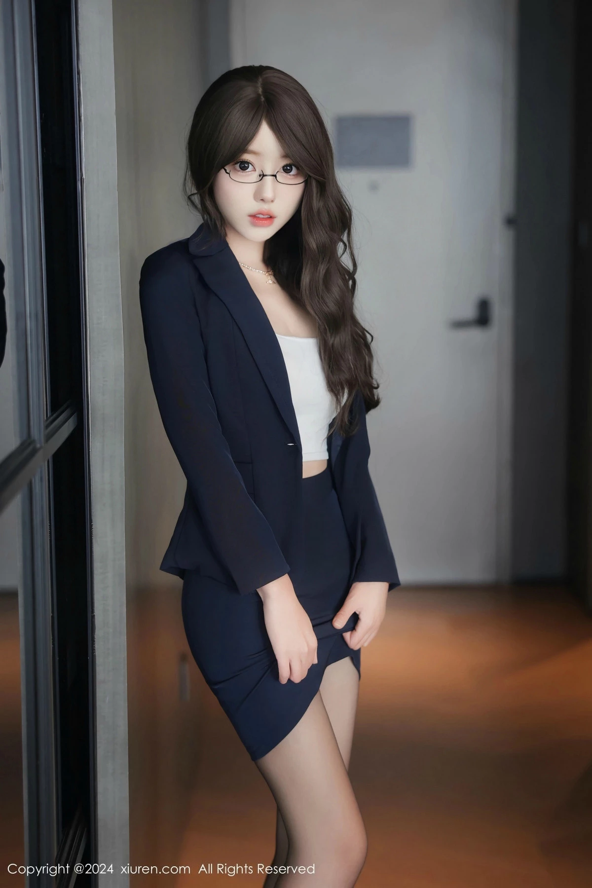 [[XiuRen秀人网]秀人网]No.9486_模特桃妖夭性感OL服饰露白色内衣配超薄黑丝秀曼妙身姿诱惑写真72P