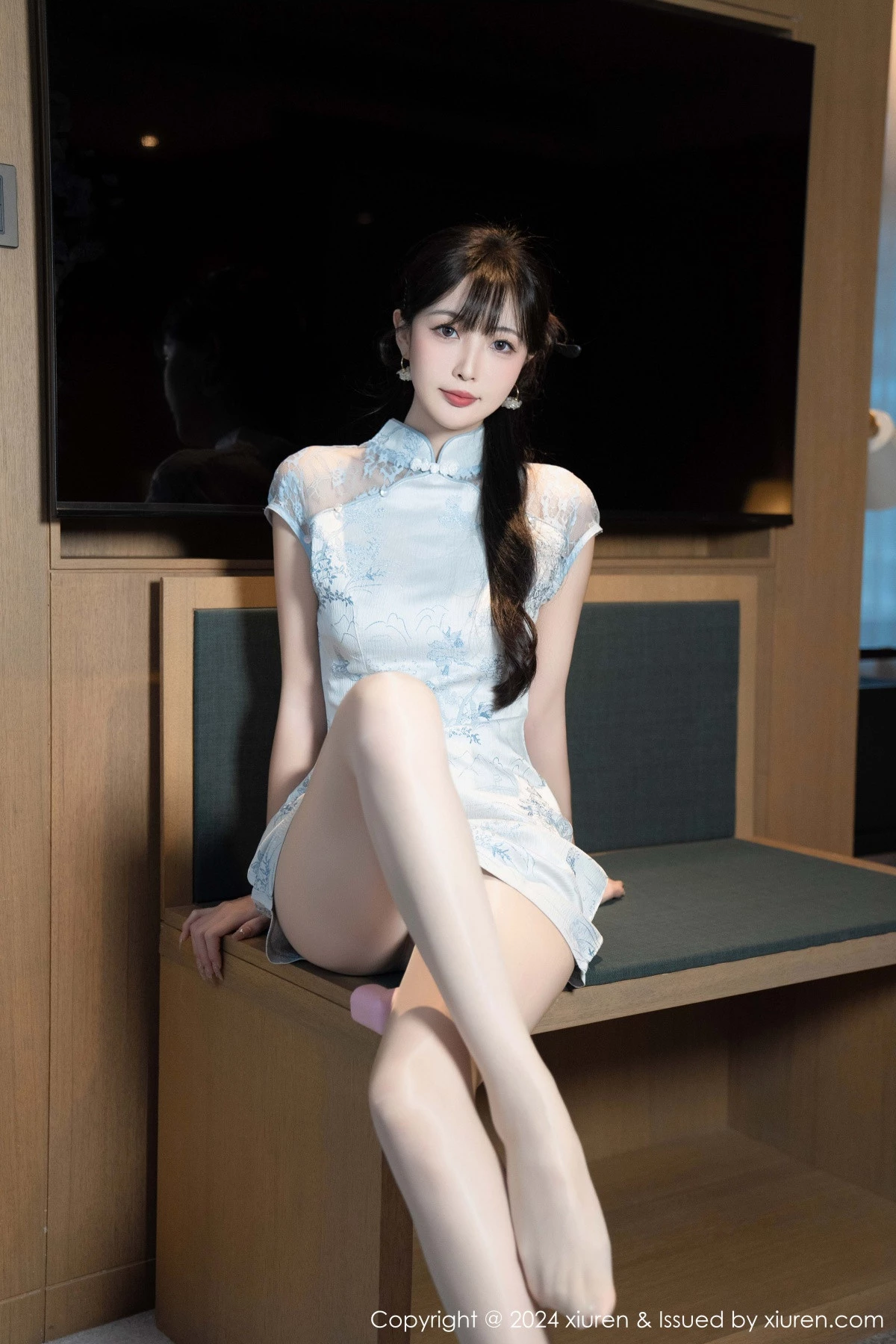 [[XiuRen秀人网]秀人网]No.9487_模特林星阑性感浅色短旗袍露白色内衣配超薄肉丝秀美腿诱惑写真82P