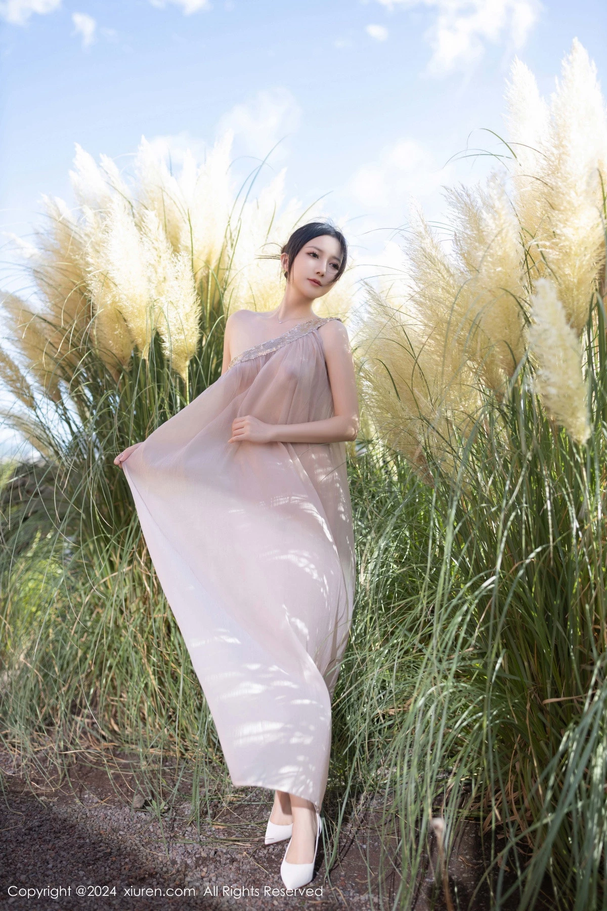 [[XiuRen秀人网]秀人网]No.9492_模特鱼子酱Fish芦苇场景性感紫色轻透连衣裙秀惹火身材诱惑写真80P