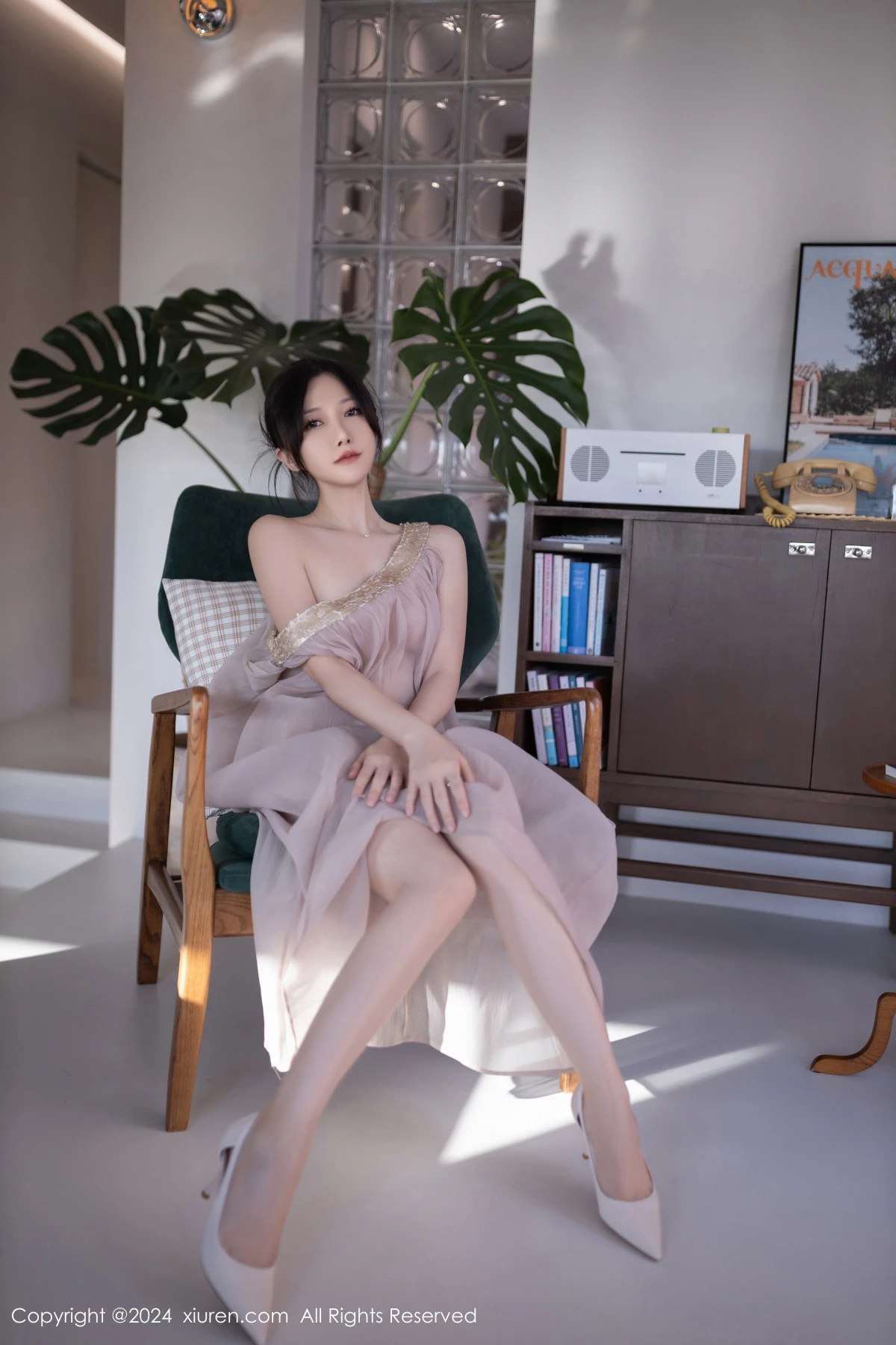 [[XiuRen秀人网]秀人网]No.9492_模特鱼子酱Fish芦苇场景性感紫色轻透连衣裙秀惹火身材诱惑写真80P