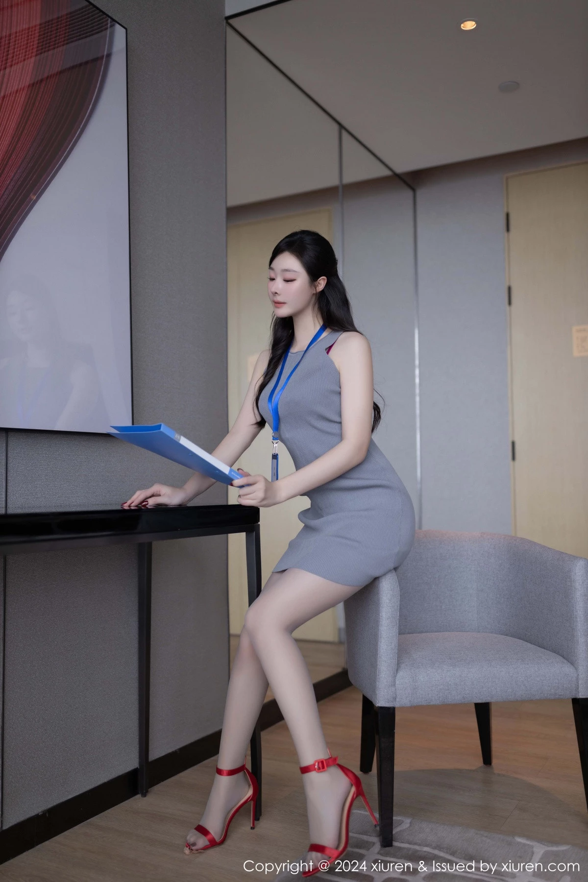 [[XiuRen秀人网]秀人网]No.9493_模特小逗逗性感灰色OL职员装配超薄黑丝秀曼妙身姿迷人诱惑写真80P