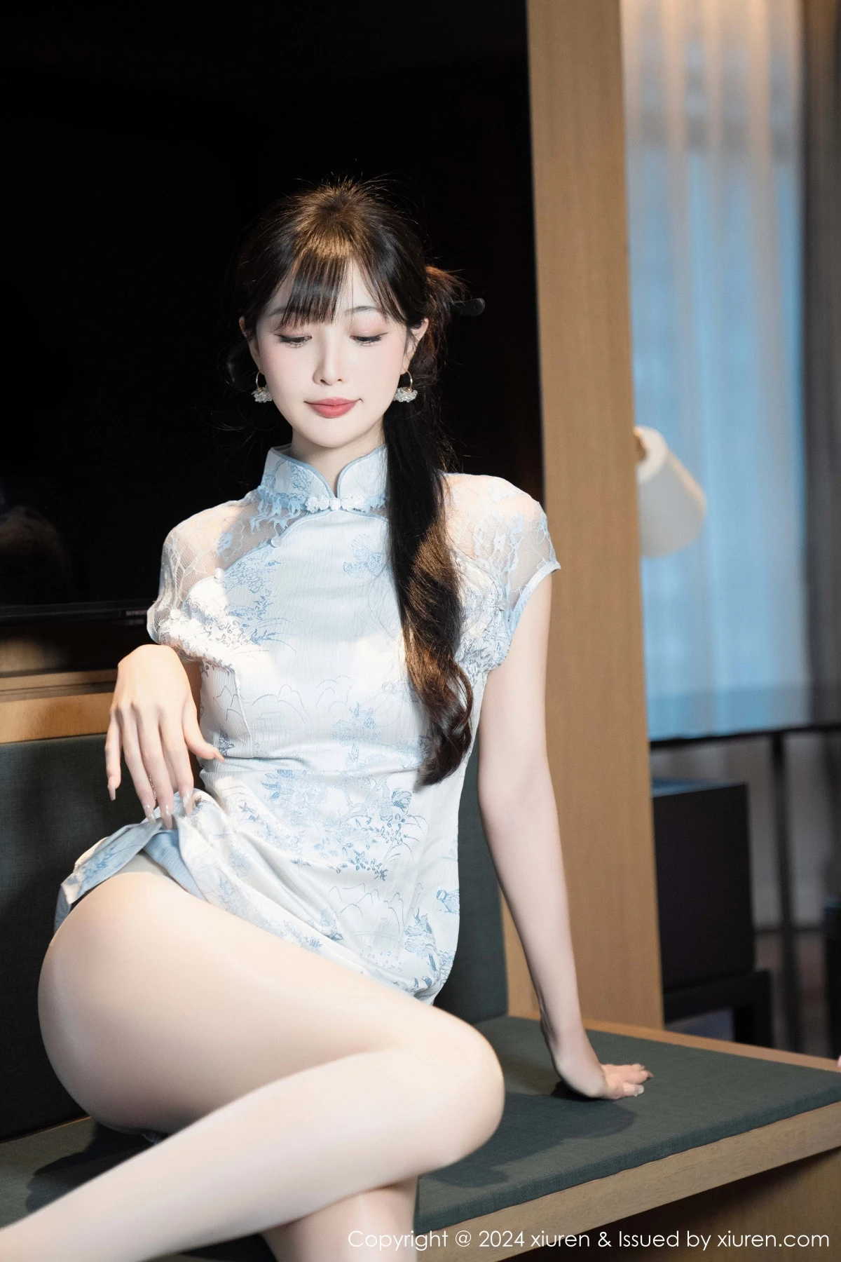 [[XiuRen秀人网]秀人网]No.9487_模特林星阑性感浅色短旗袍露白色内衣配超薄肉丝秀美腿诱惑写真82P