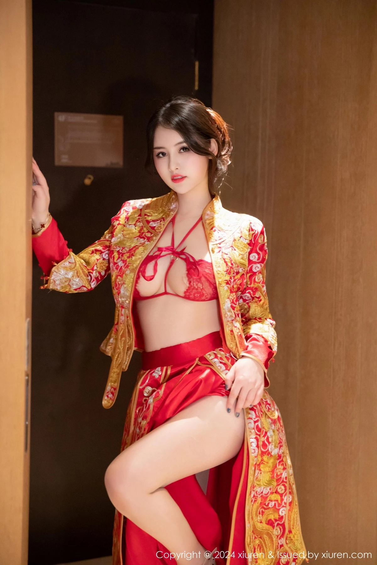 [[XiuRen秀人网]秀人网]No.9494_模特诗诗kiki性感红色新娘服饰露红色内衣秀惹火身材诱惑写真83P