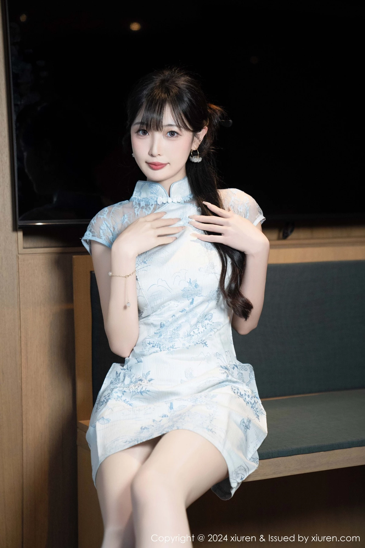 [[XiuRen秀人网]秀人网]No.9487_模特林星阑性感浅色短旗袍露白色内衣配超薄肉丝秀美腿诱惑写真82P