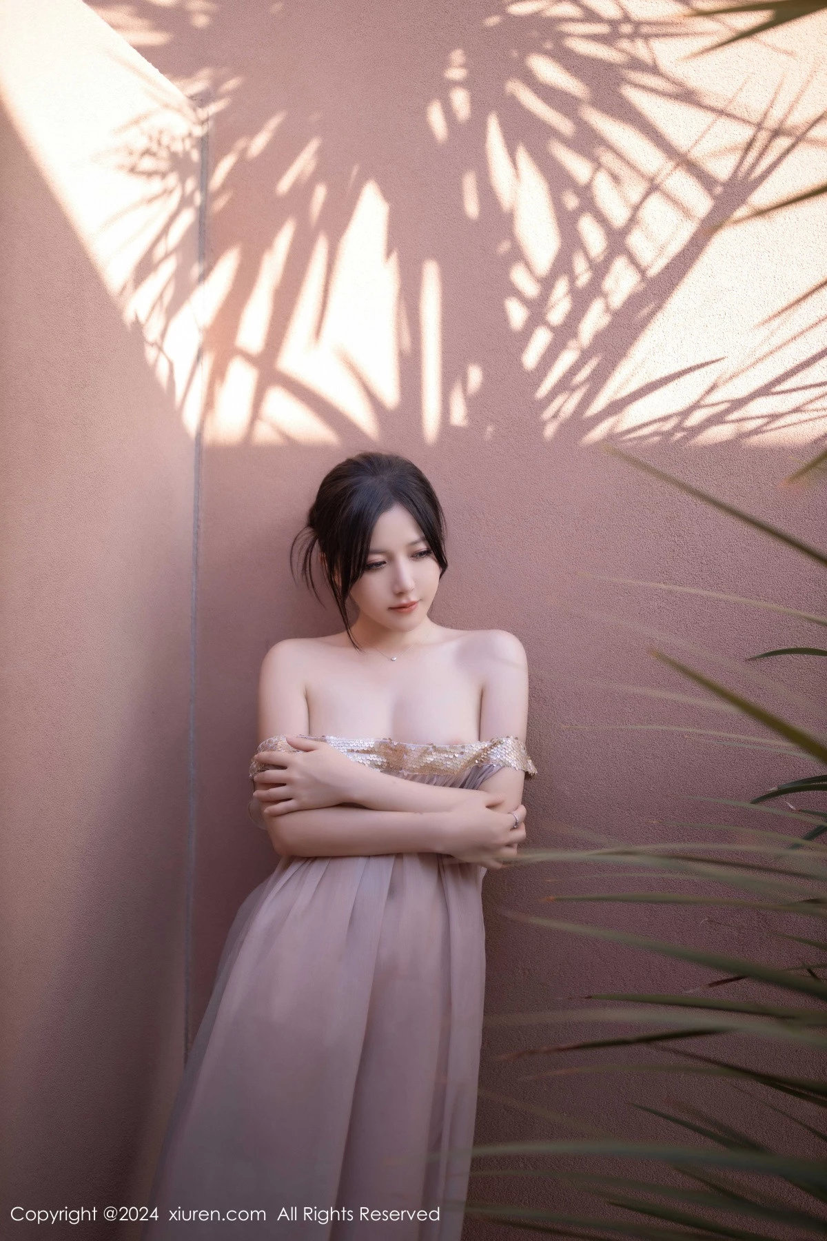 [[XiuRen秀人网]秀人网]No.9492_模特鱼子酱Fish芦苇场景性感紫色轻透连衣裙秀惹火身材诱惑写真80P